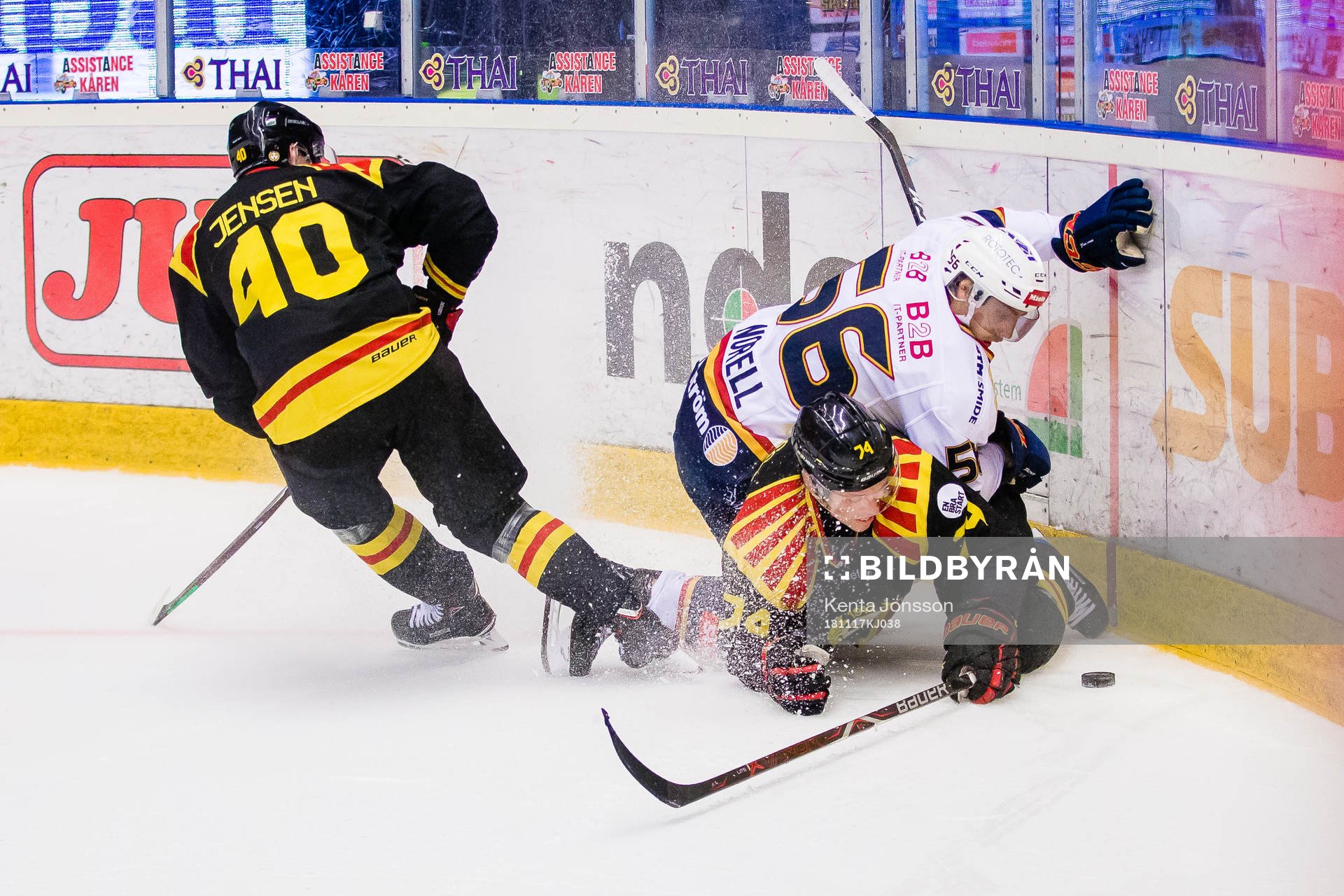 Brynäs Nicklas Danielsson i kamp om pucken Djurgårdens