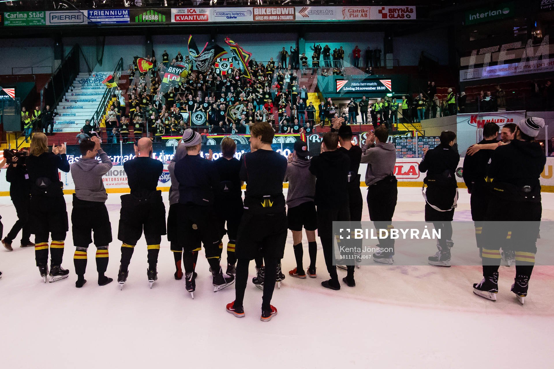 Brynäs spelare jublar med supportrar