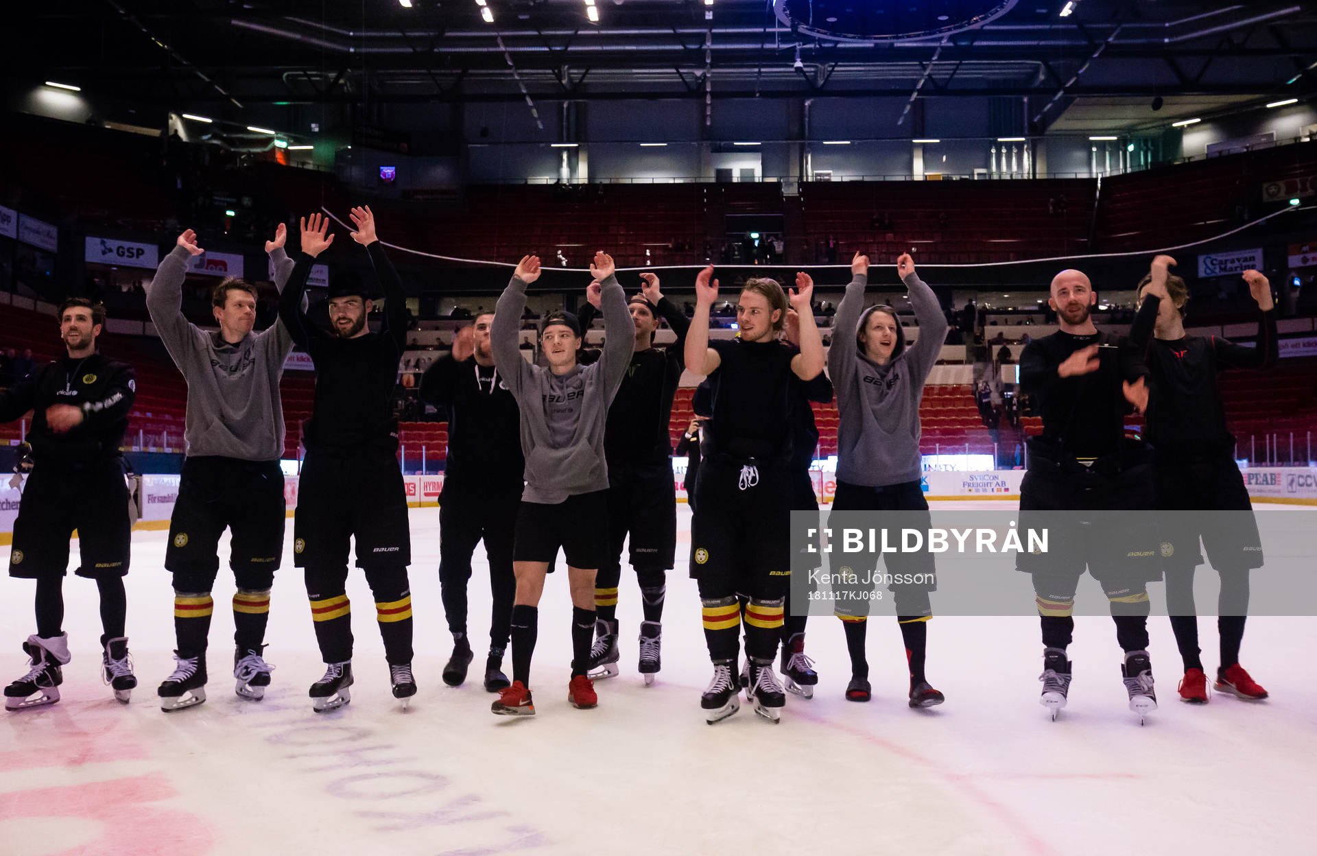 Brynäs spelare jublar med supportrar