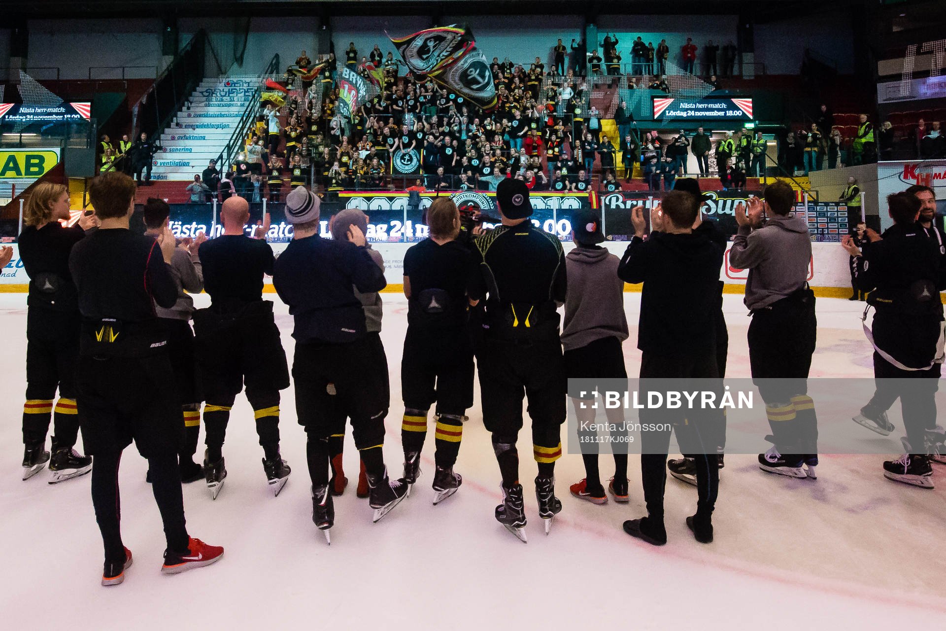 Brynäs spelare jublar med supportrar