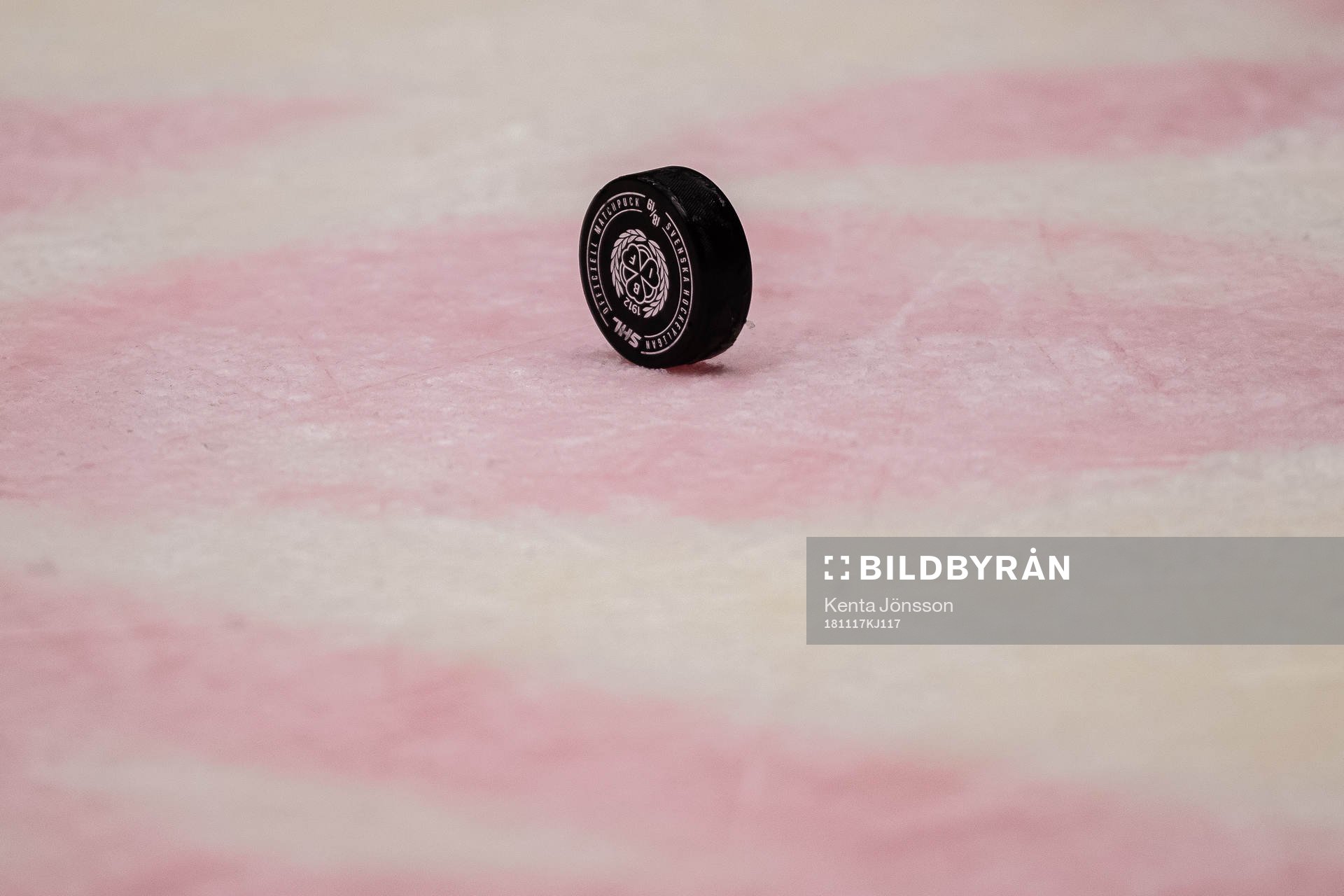 En puck med Brynäs klubbmärke på isen