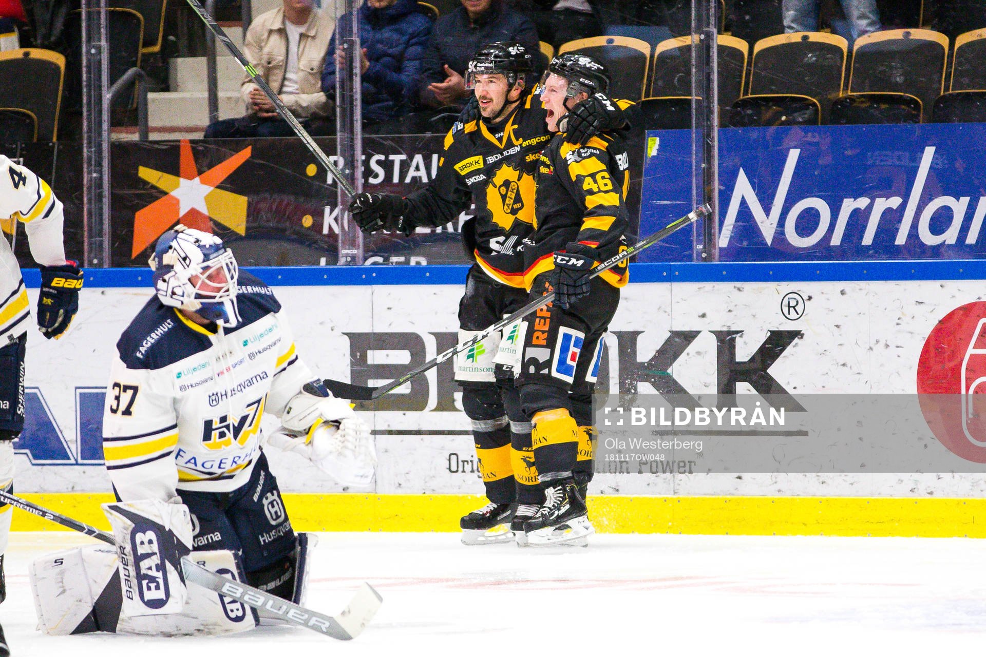 Skellefteås Mathis Olimb och Jimmie Ericsson jublar