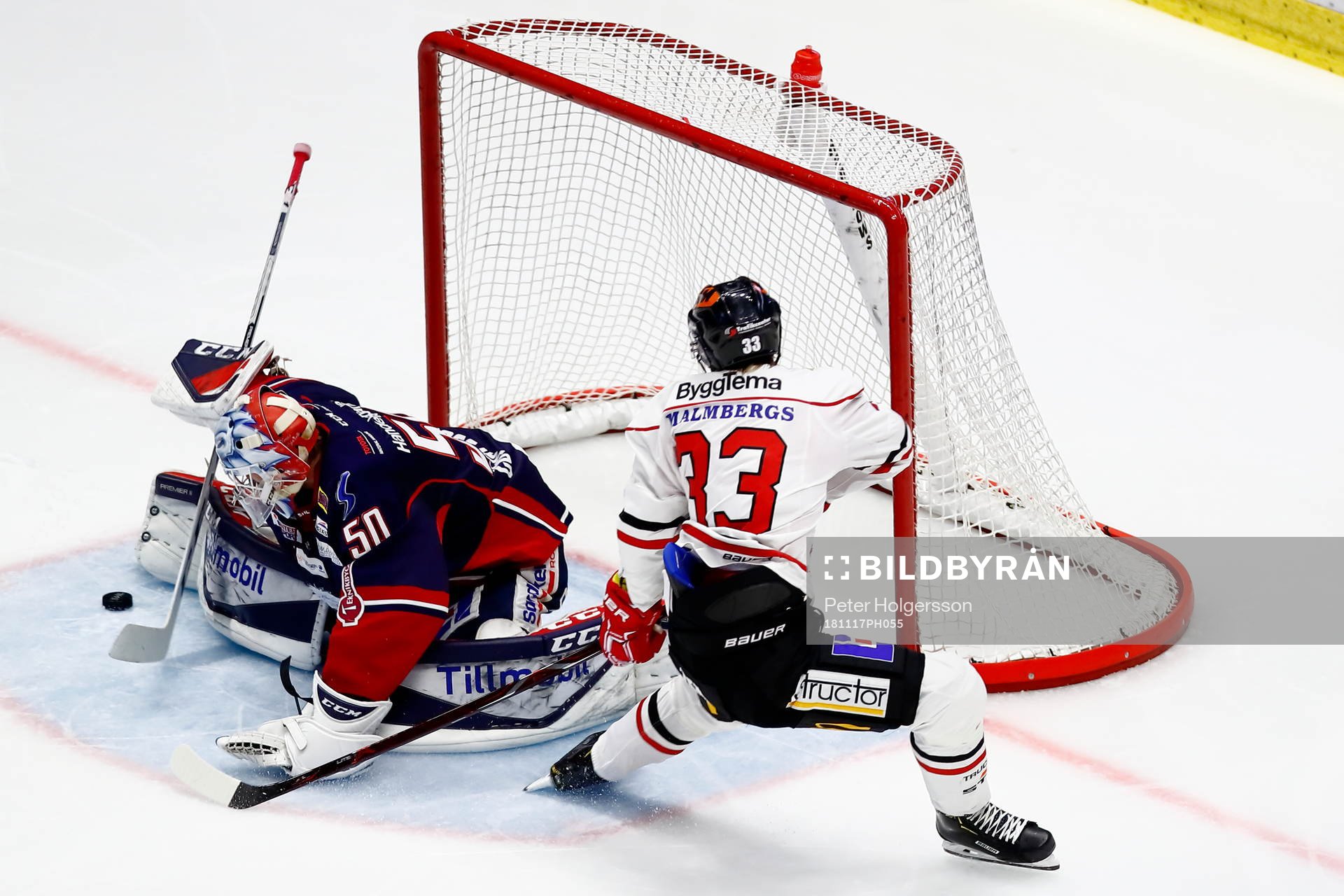Linköpings målvakt Jonas Gustavsson räddar en straff
