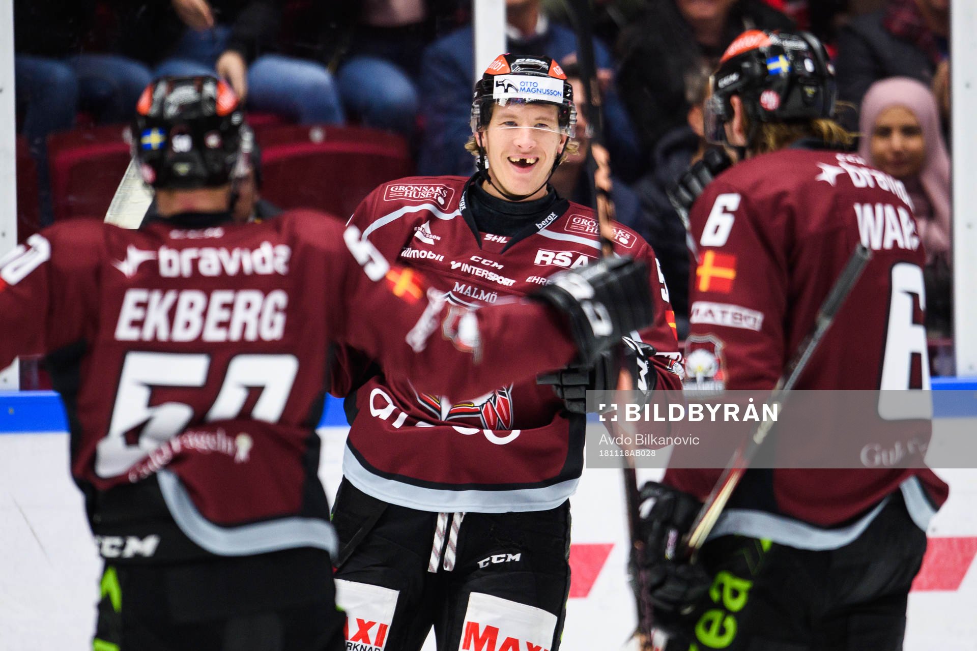 Malmö Redhawks Emil Sylvegård jublar med lagkamrater