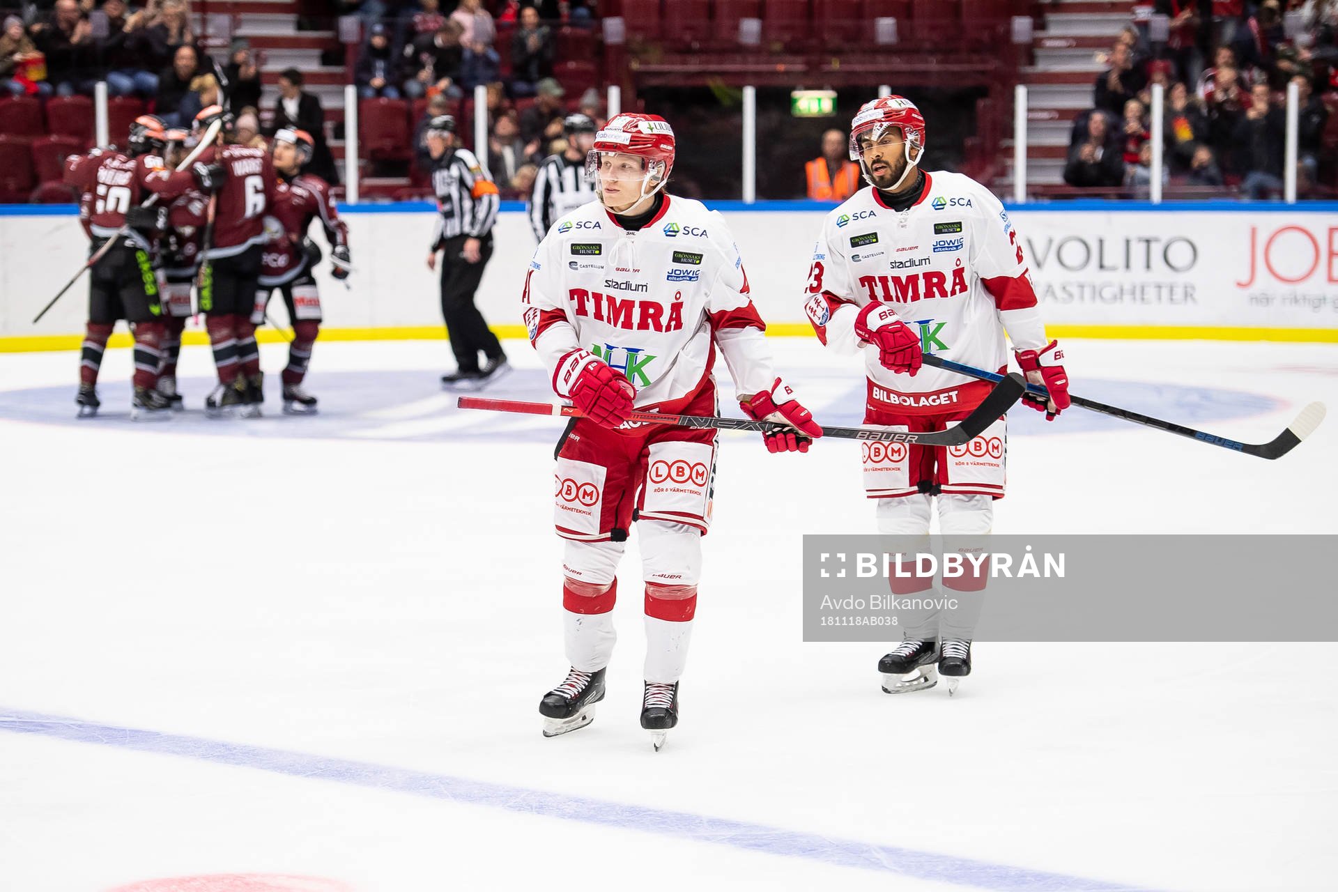 Timrås spelare deppar medan Malmö Redhawks spelare jublar