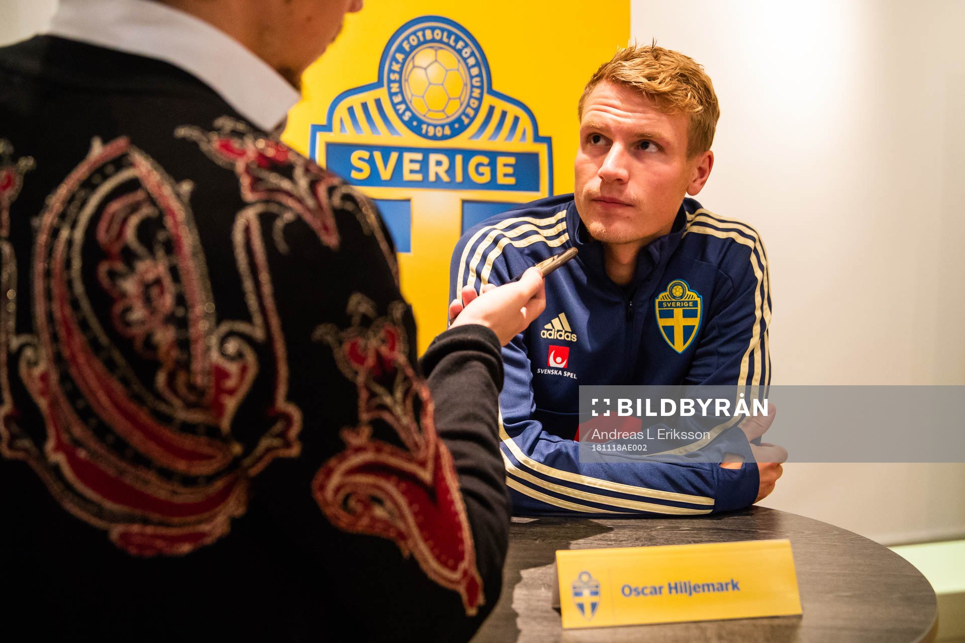 Oscar Hiljemark blir intervjuad i