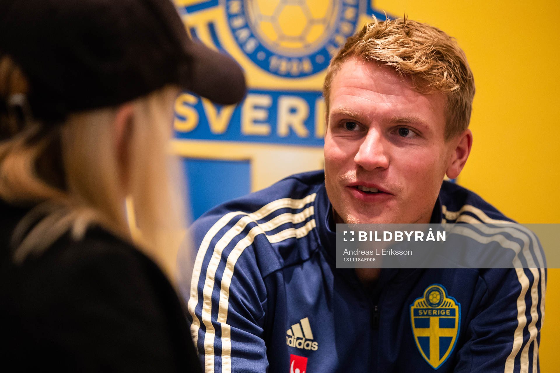 Oscar Hiljemark blir intervjuad i