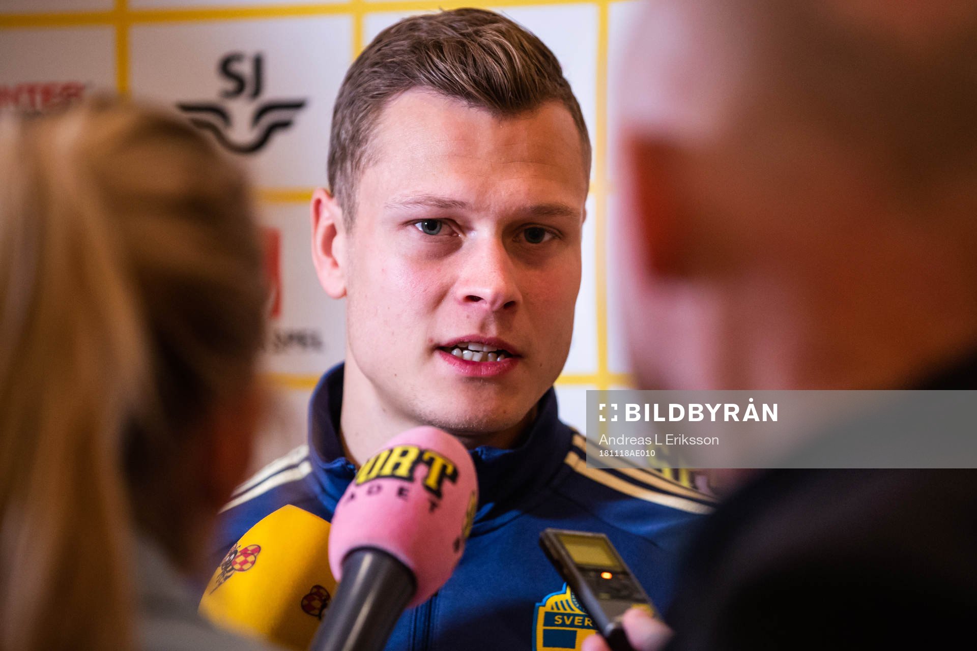 Victor Claesson blir intervjuad i den mixade zonen med Sveriges fotbollslandslag den 18 november 2018 i Stockholm. 
