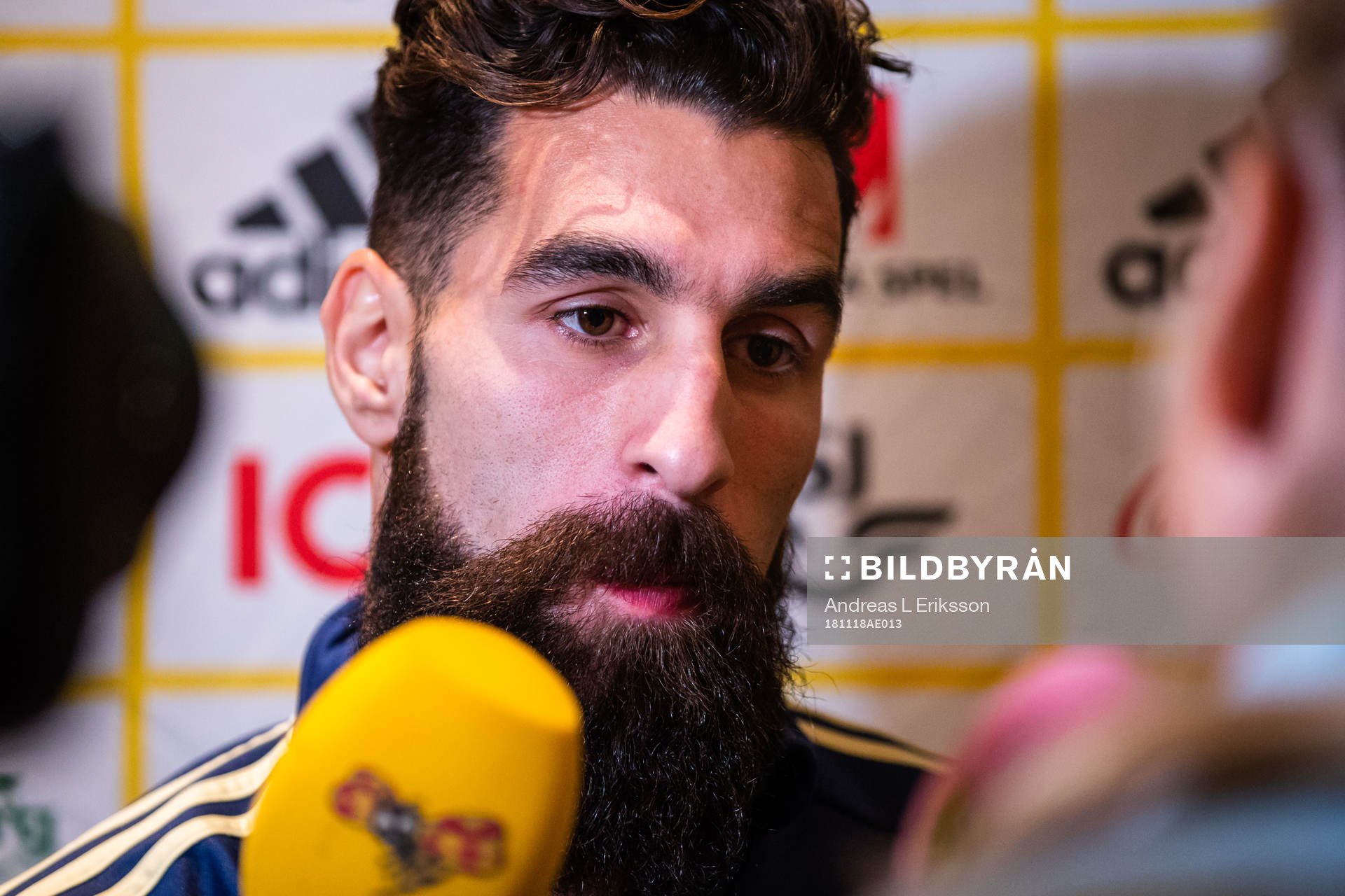 Jimmy Durmaz blir intervjuad i den mixade zonen med Sveriges fotbollslandslag den 18 november 2018 i Stockholm. 