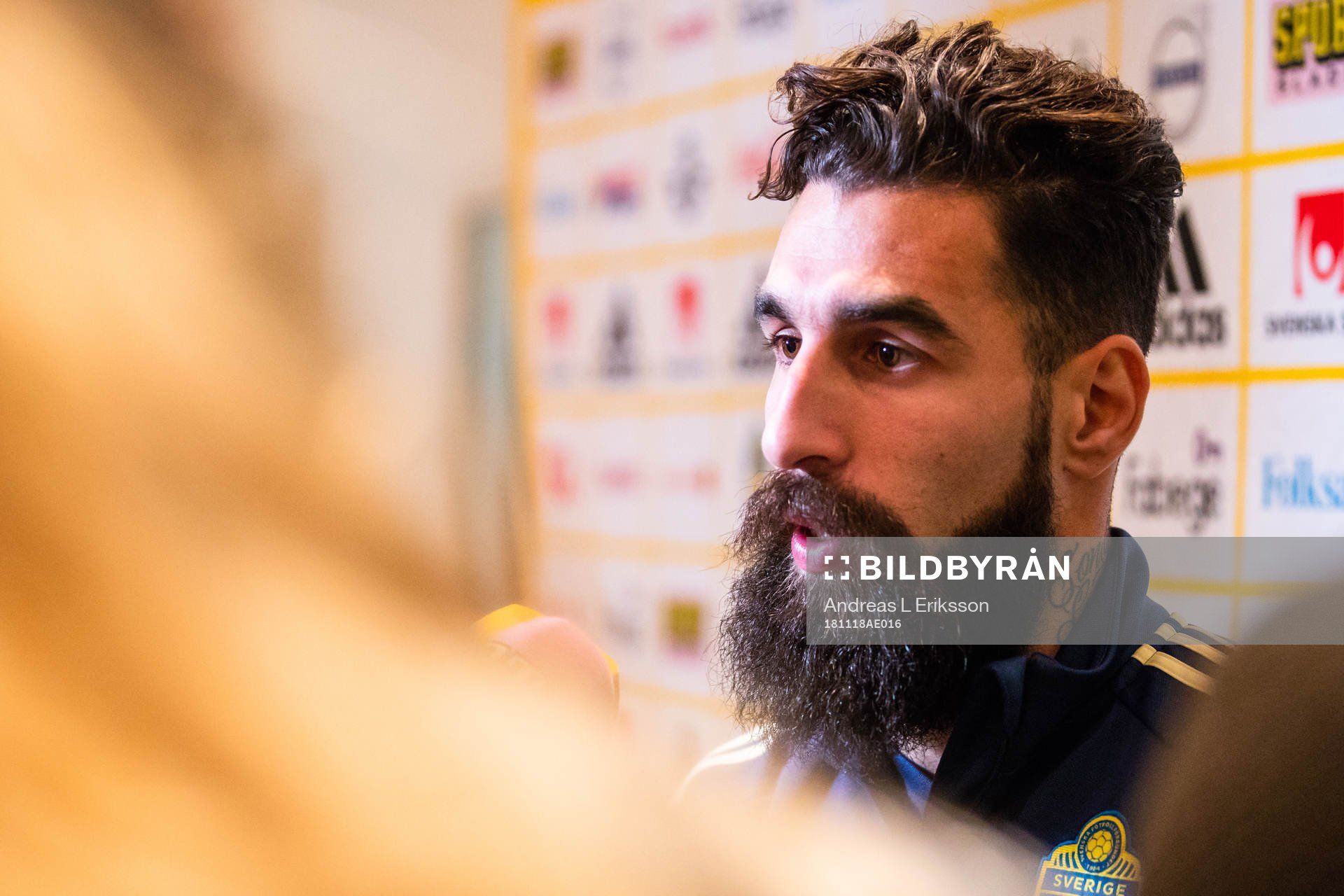 Jimmy Durmaz blir intervjuad i