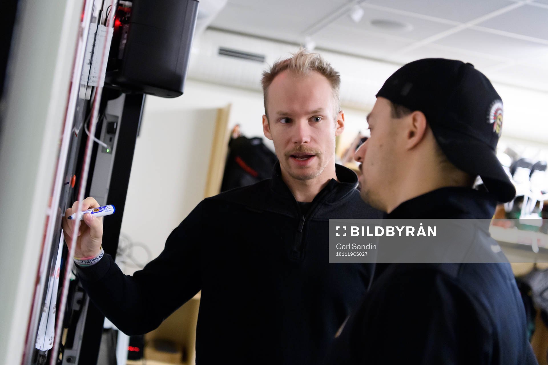 Frölundas assisterande tränare Johan Lundskog innan en