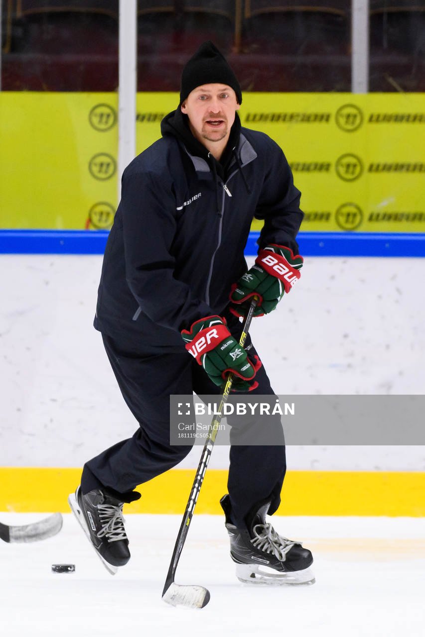 Frölundas skridskotränare Andreas Larsson innan en