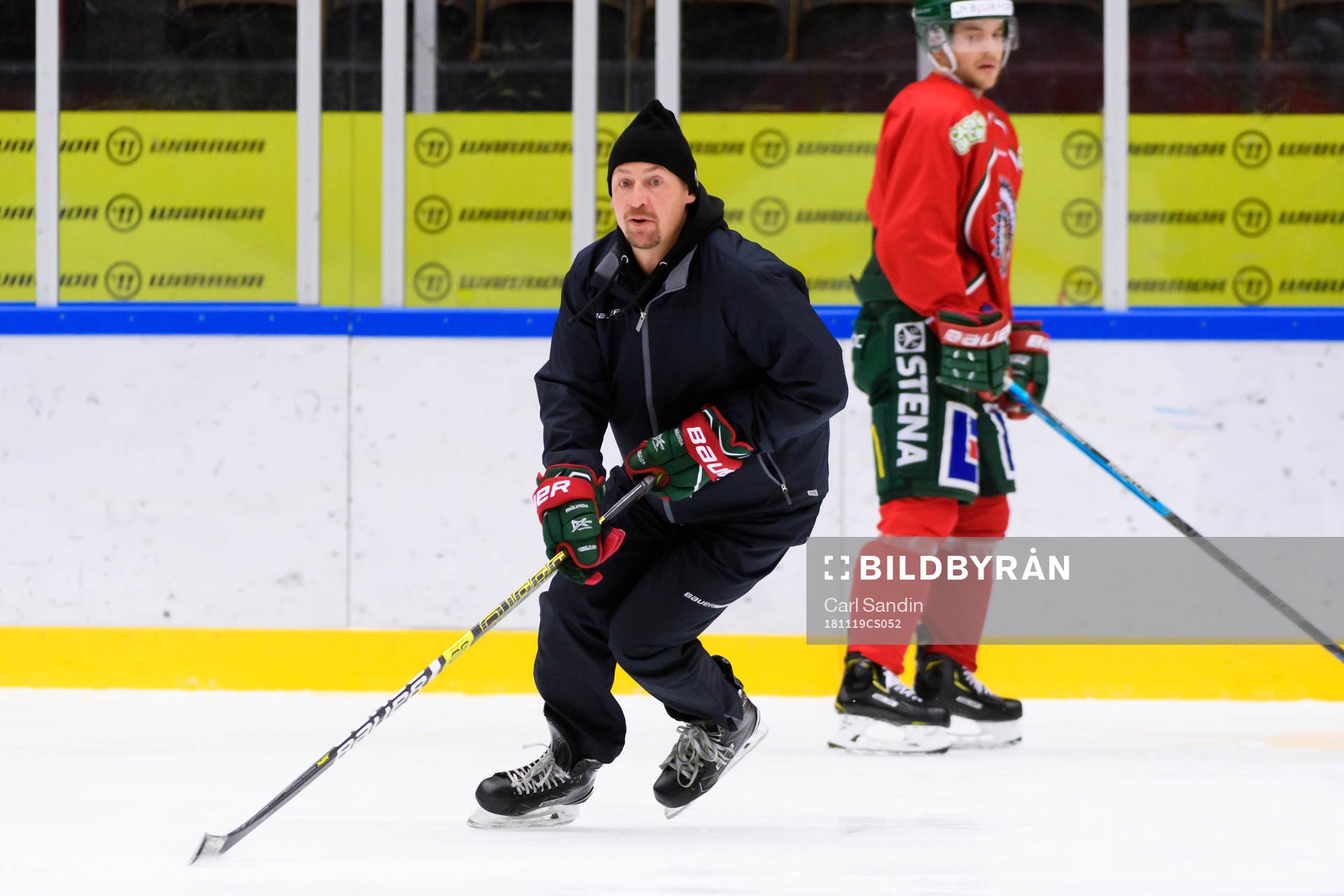 Frölundas skridskotränare Andreas Larsson innan en