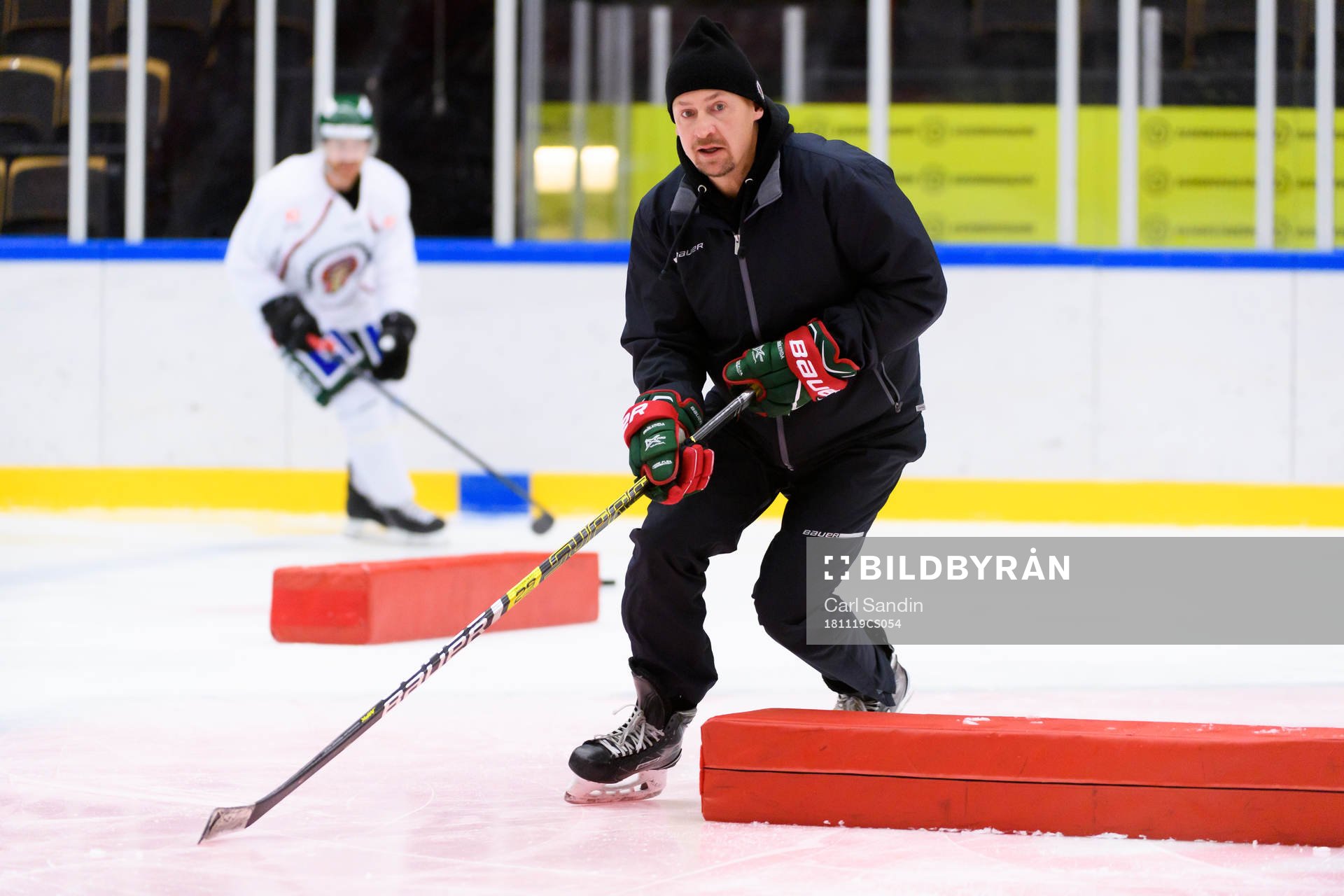 Frölundas skridskotränare Andreas Larsson innan en