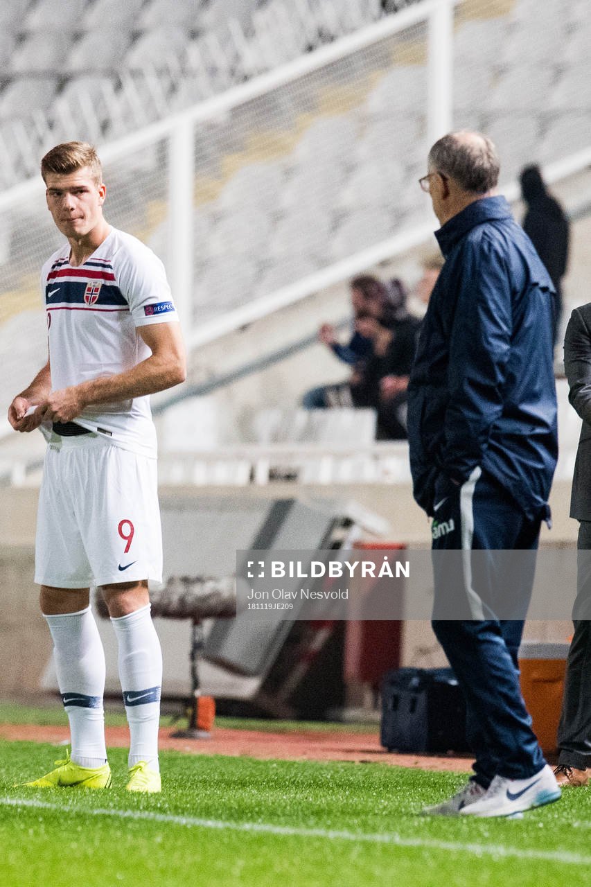 Alexander Sørloth of Norway and Lars Lagerbäck, head