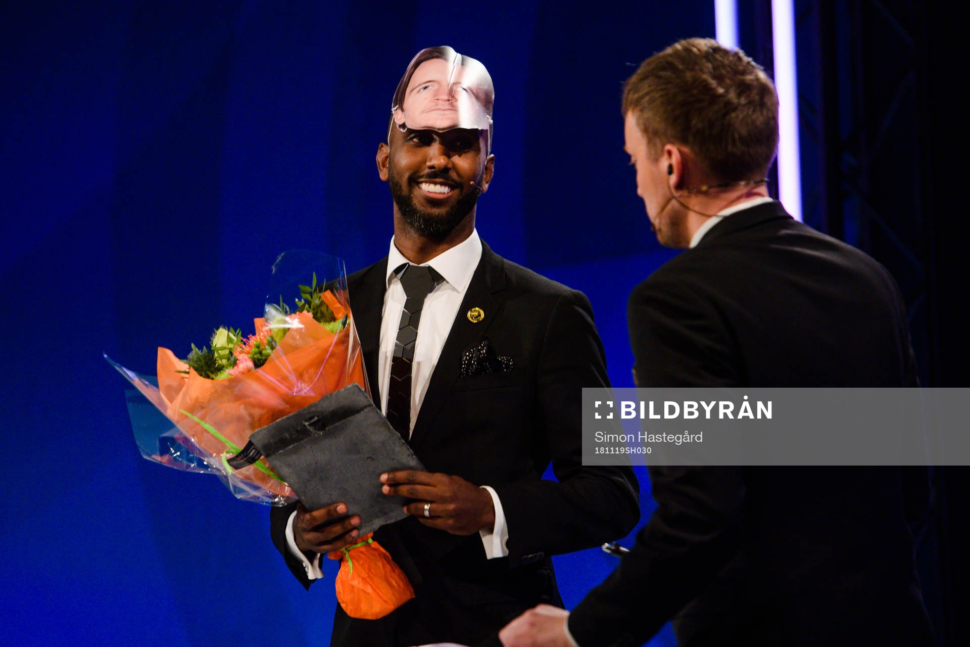 AIK:s Henok Goitom med Kristoffer Olssons utmärkelse Årets mittfältare iförd en mask under galan Allsvenskans Stora Pris den 19 november 2018 i Stockholm