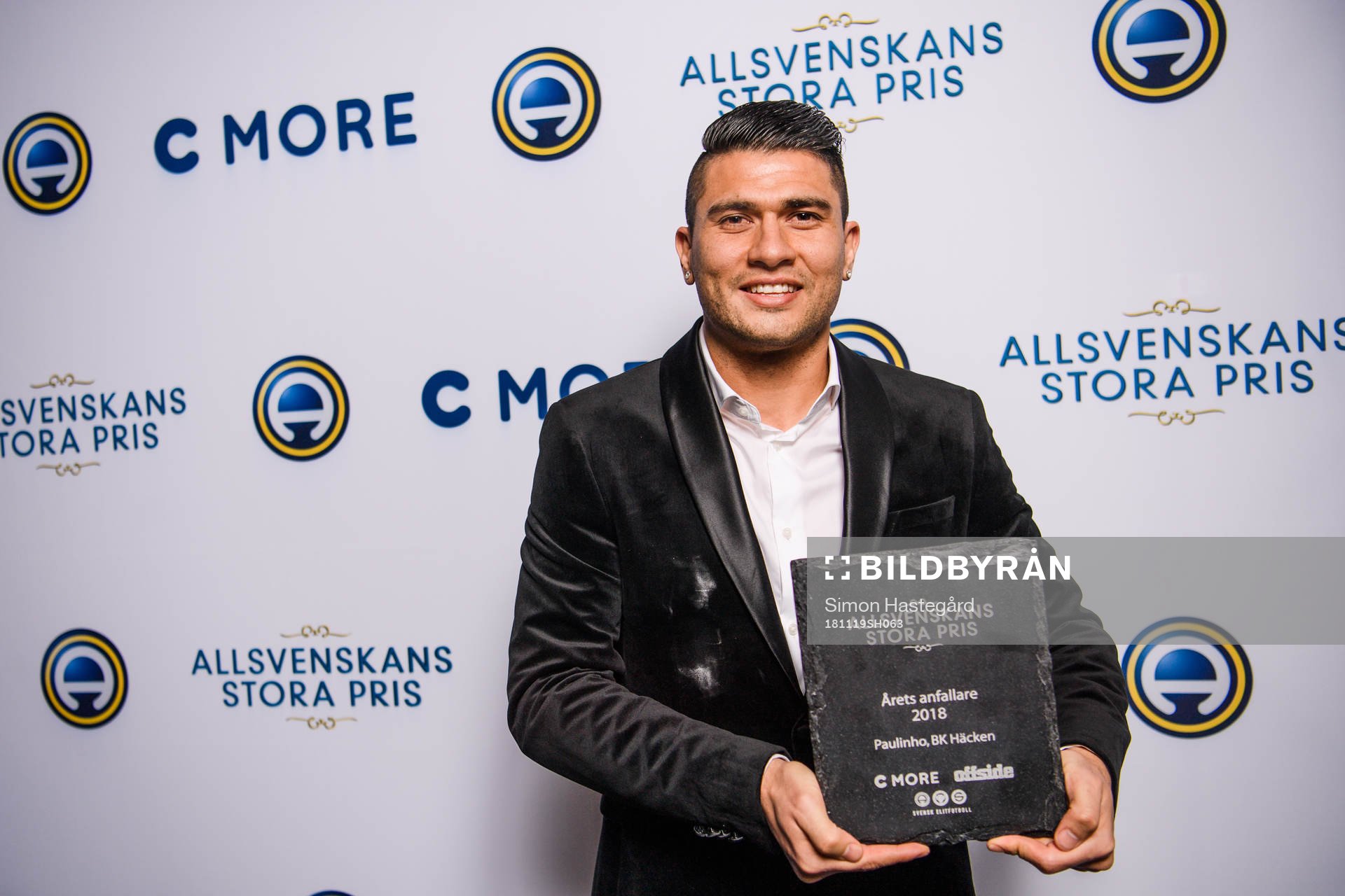 Häckens Paulinho poserar för ett porträtt med utmärkelsen Årets anfallare under galan Allsvenskans Stora Pris den 19 november 2018 i Stockholm
