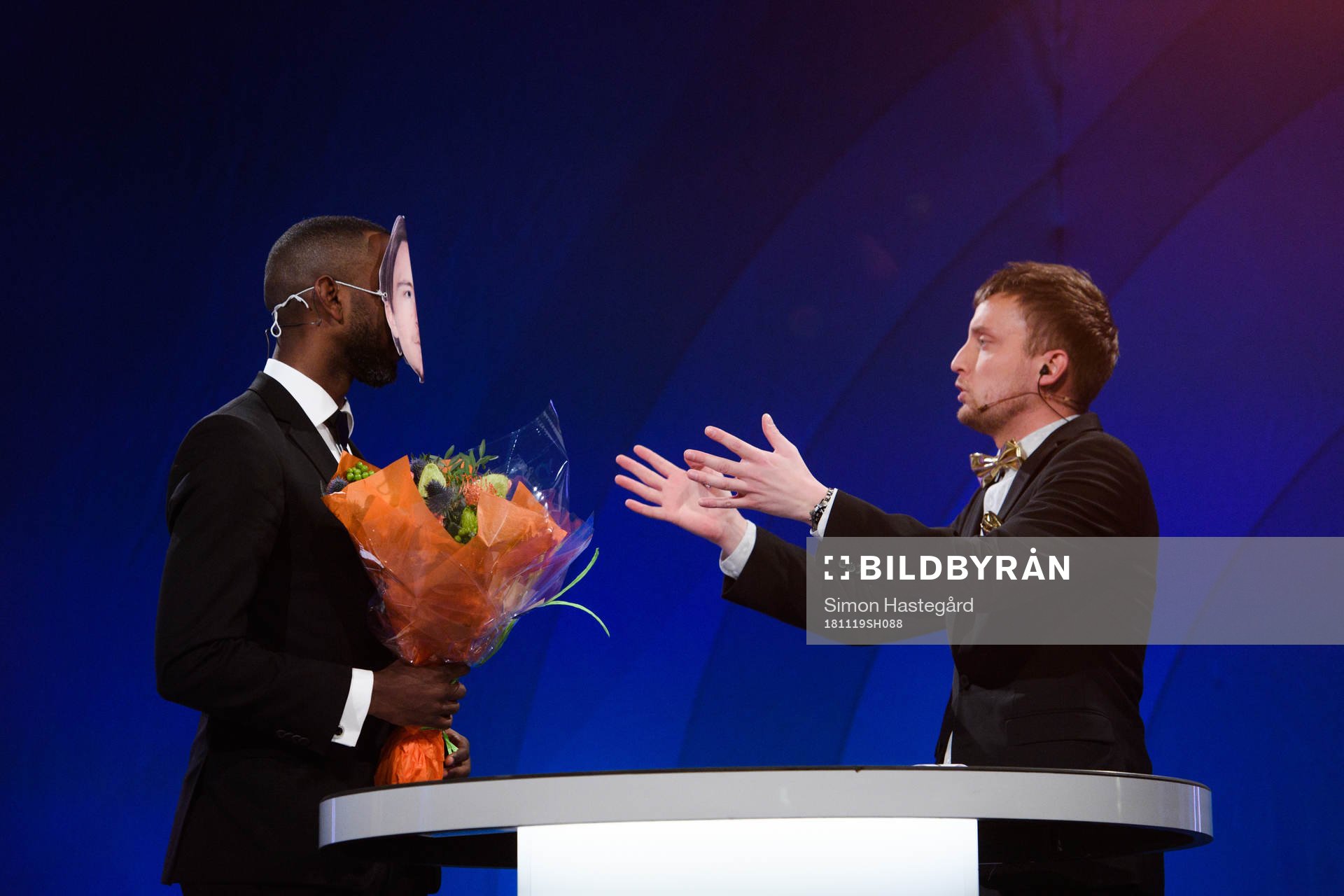181119 AIK:s Henok Goitom med Kristoffer Olssons utmärkelse Årets mittfältare och TV4 Cmores Axel Pileby under galan Allsvenskans Stora Pris den 19 november 2018 i Stockholm