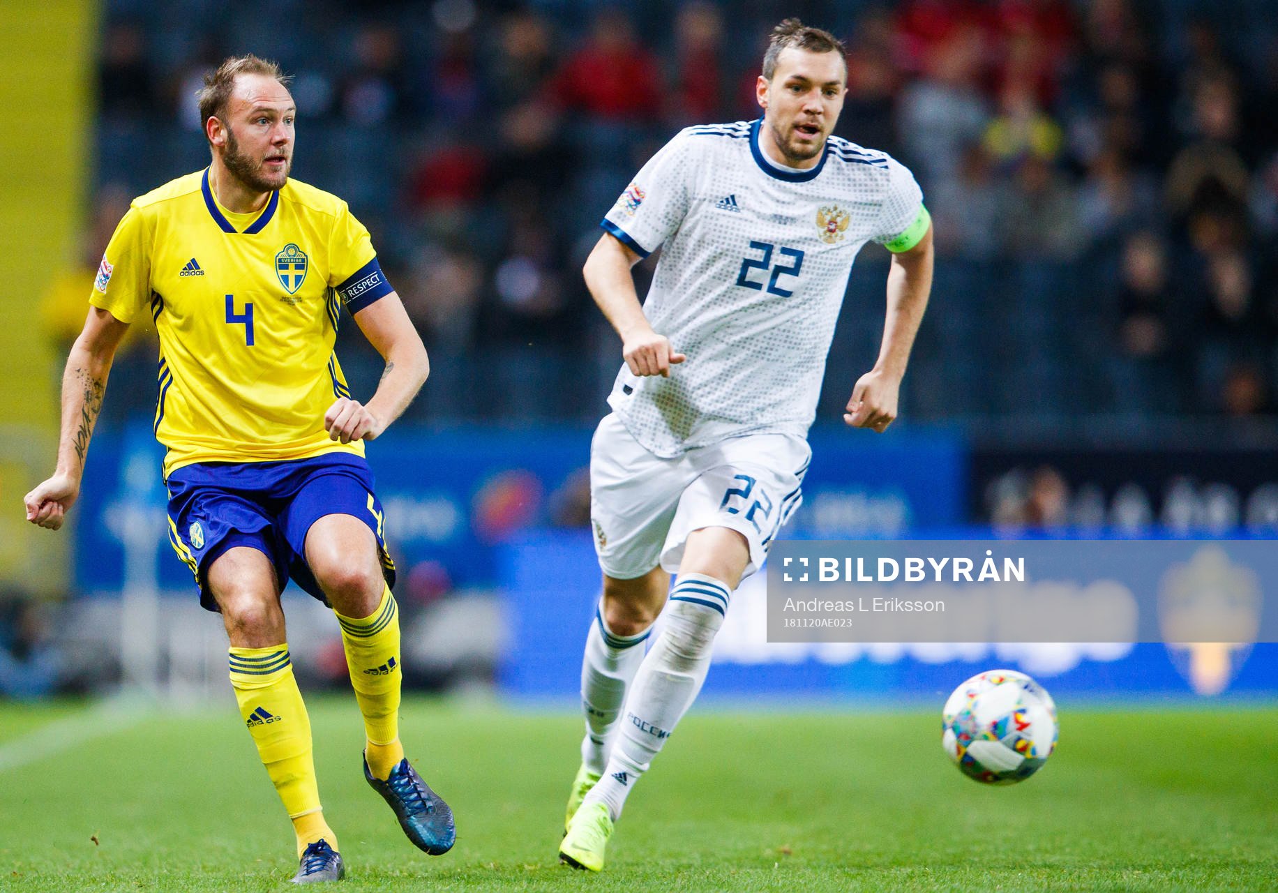 Andreas Granqvist of Sweden and Artem Dzyuba of Russia
