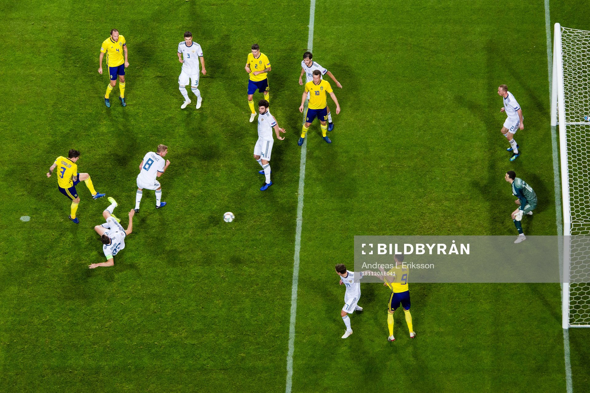 Victor Nilsson Lindelöf of Sweden scores 1-0