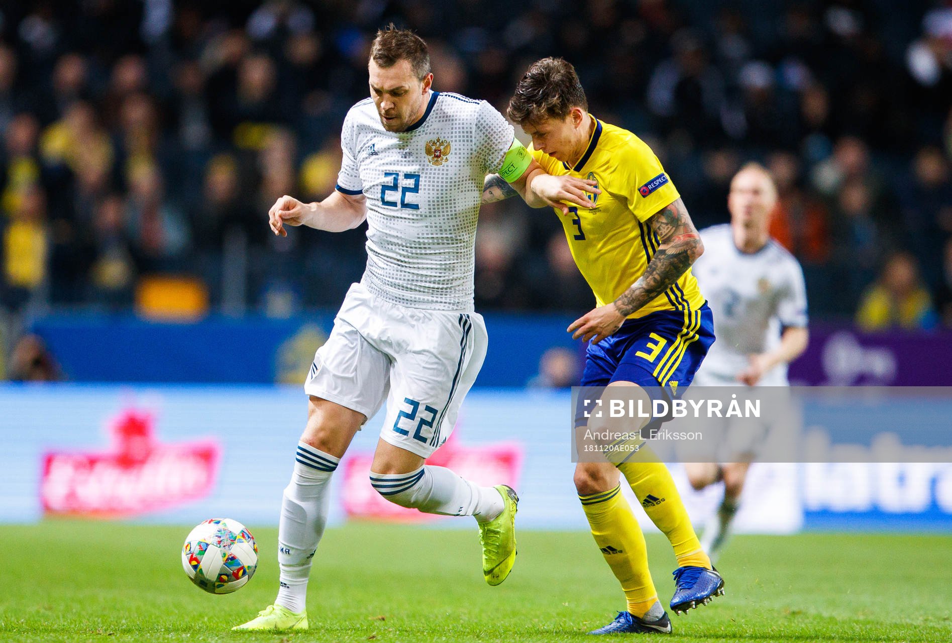 Artem Dzyuba of Russia and Victor Nilsson Lindelöf of