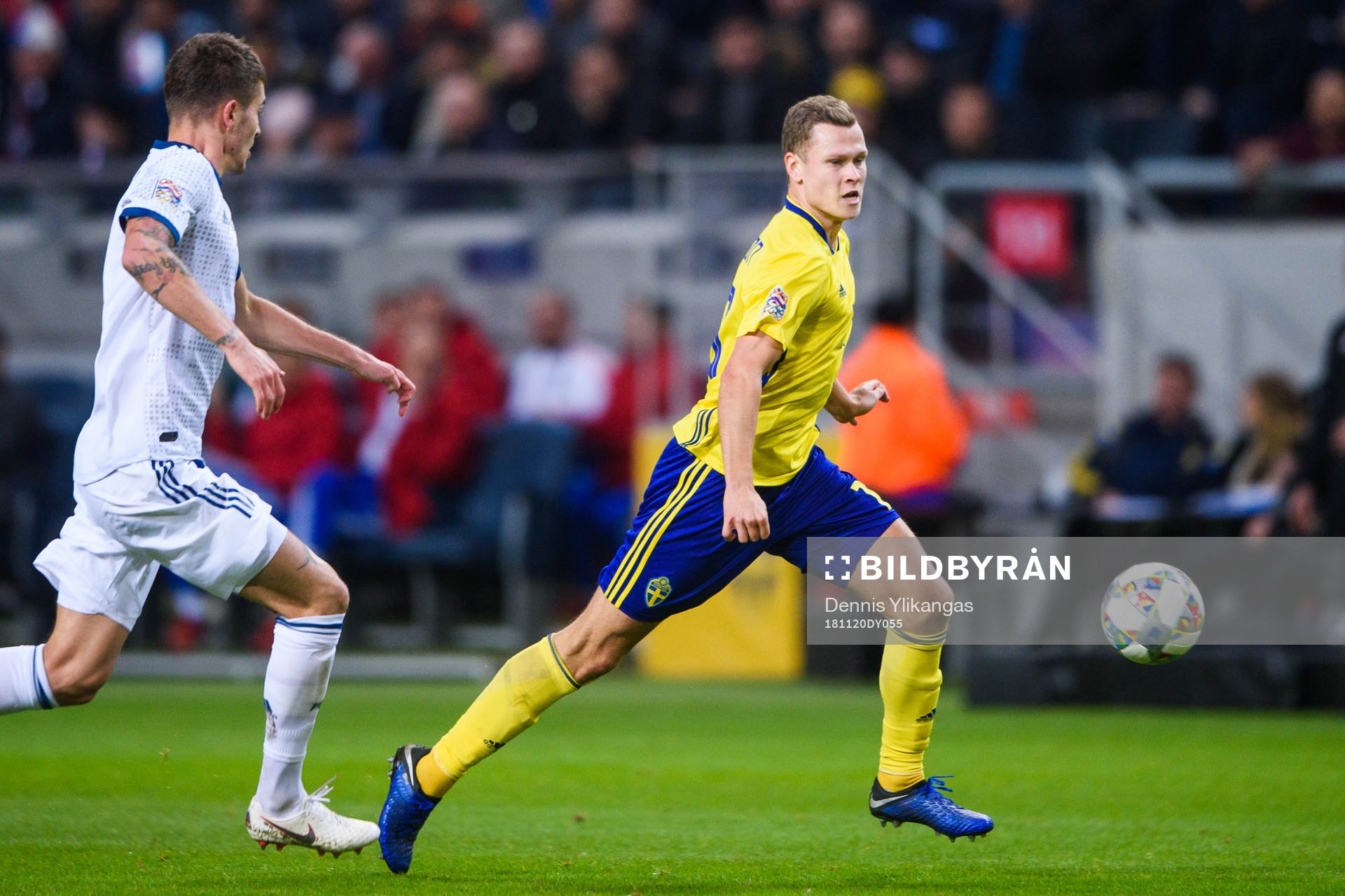 Roman Neustädter of Russia and Viktor Claesson of Sweden during the Nations League football match between Sweden and Russia on November 20, 2018 in Stockholm.