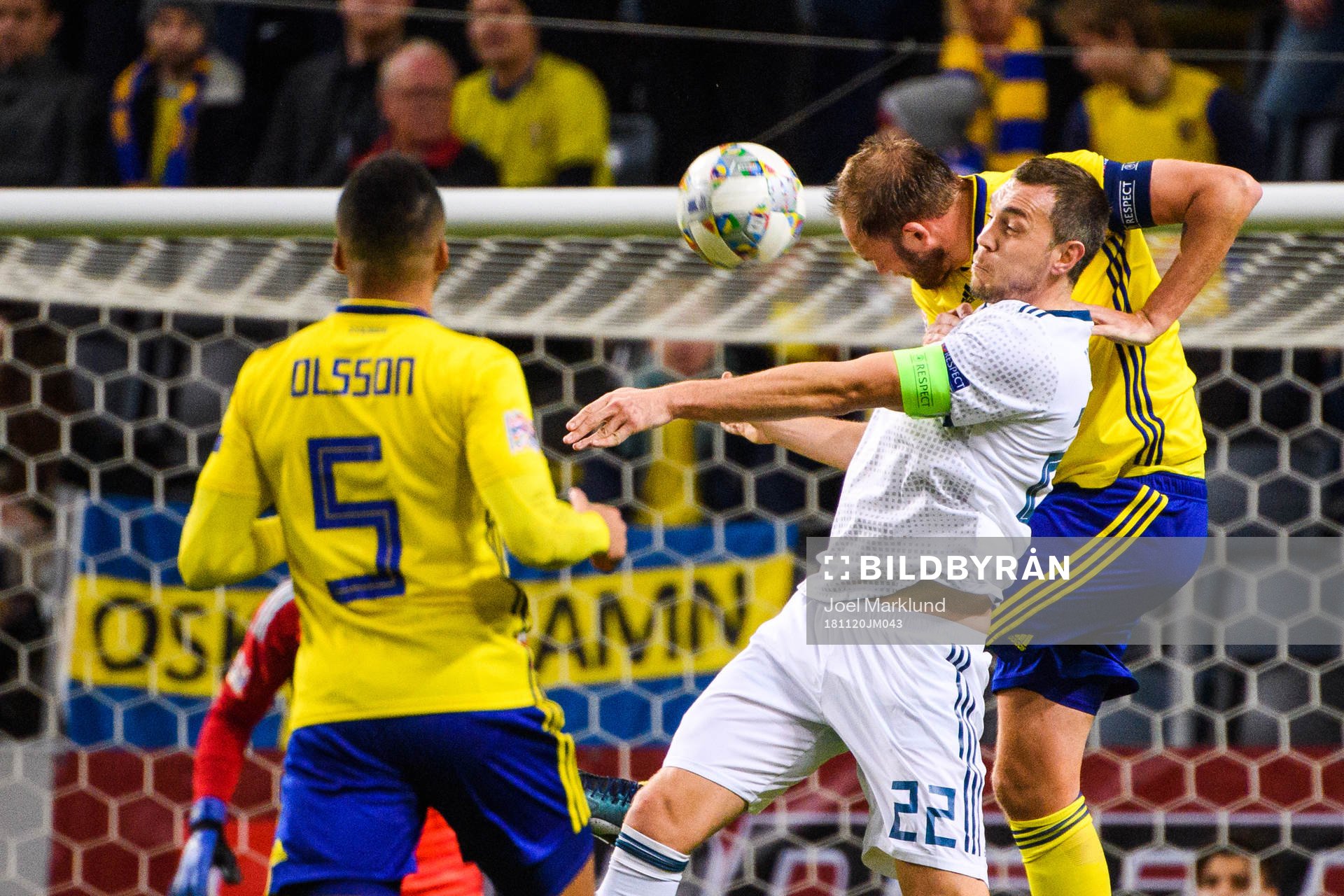 Artem Dzyuba of Russia and Andreas Granqvist of Sweden