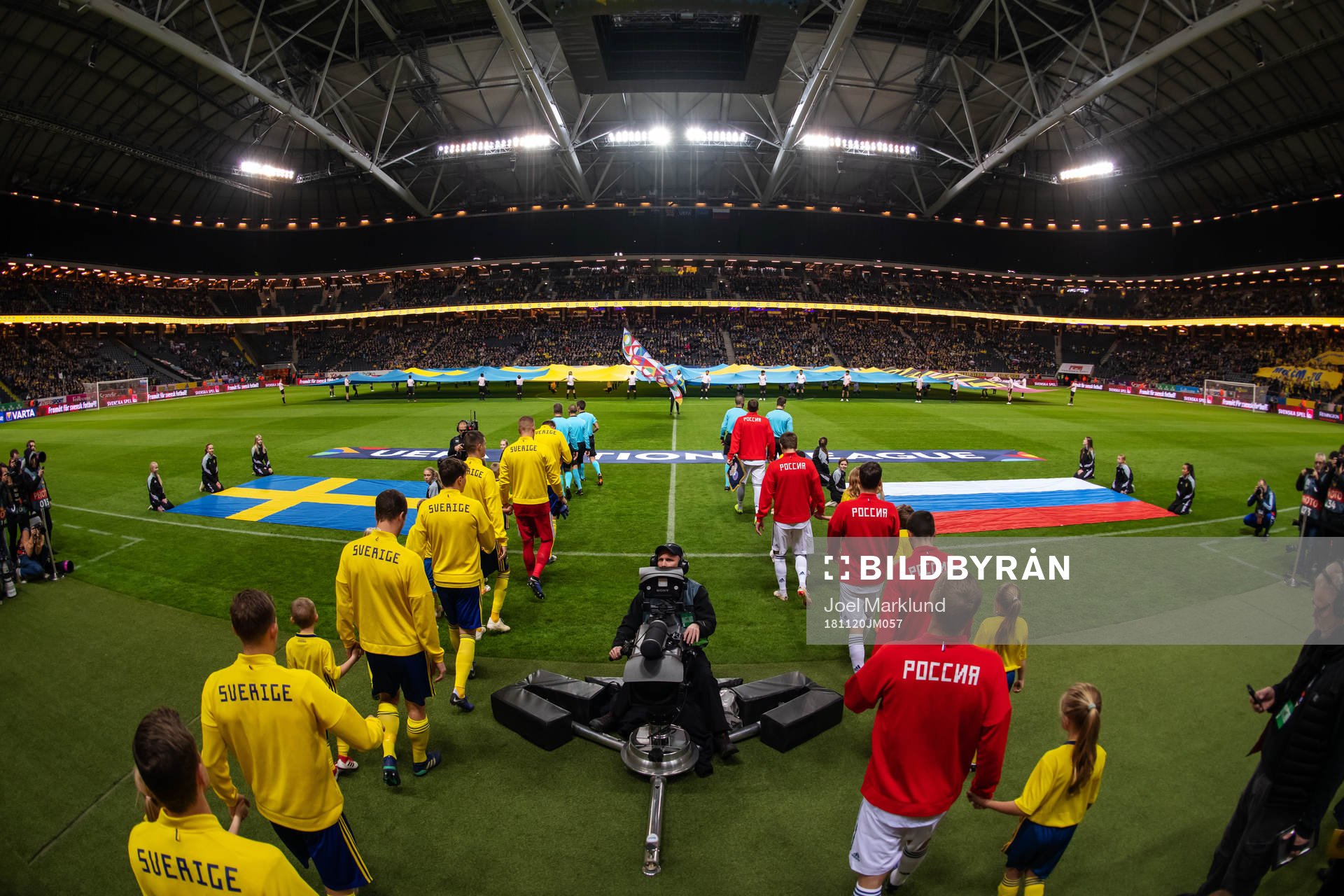 The players of team Sweden and Russia make their entrance