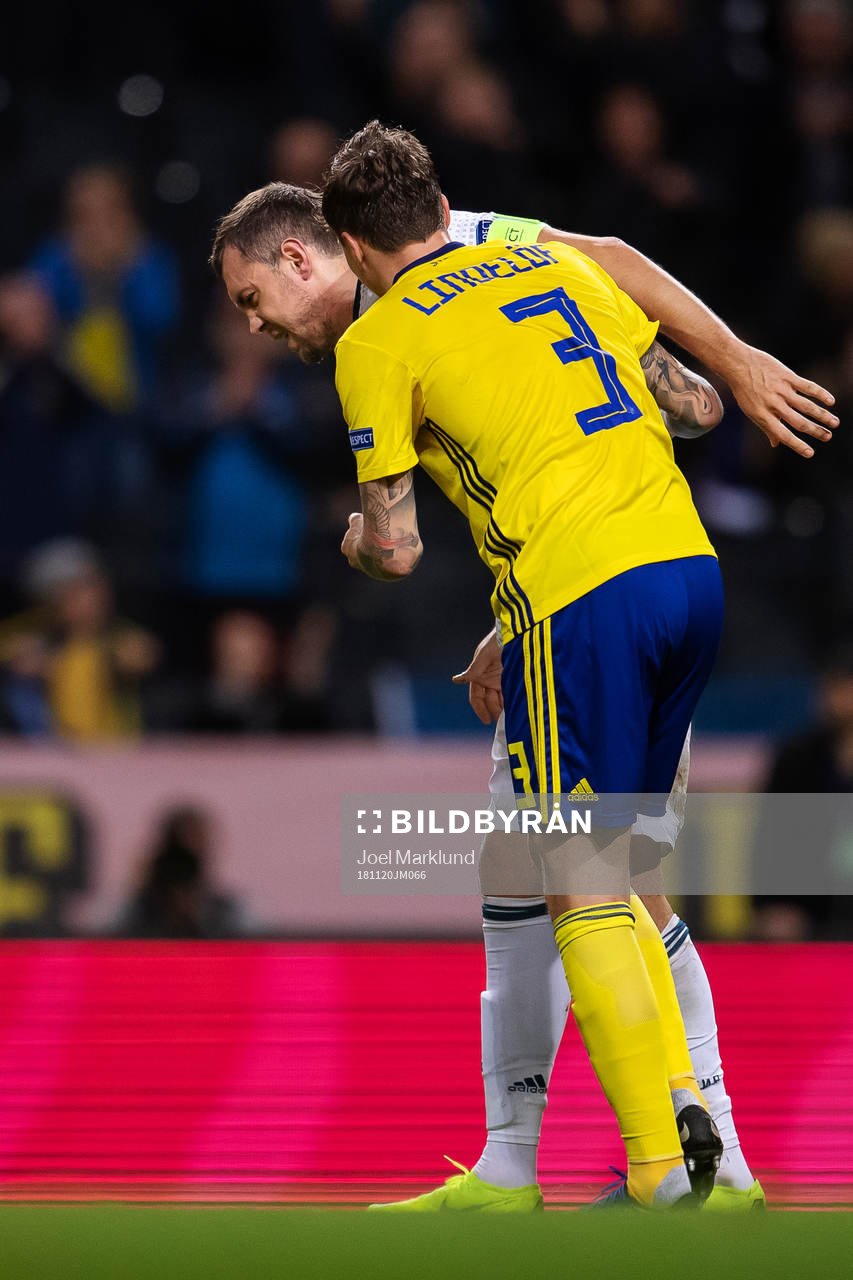 Artem Dzyuba of Russia and Victor Nilsson Lindelöf of
