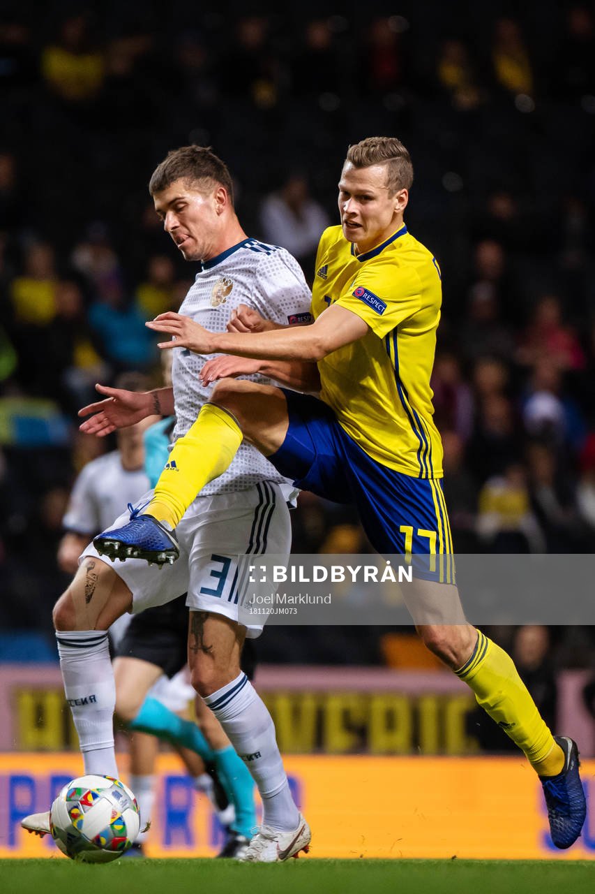Roman Neustädter of Russia and Viktor Claesson of Sweden during the Nations League football match between Sweden and Russia on November 20, 2018 in Stockholm.