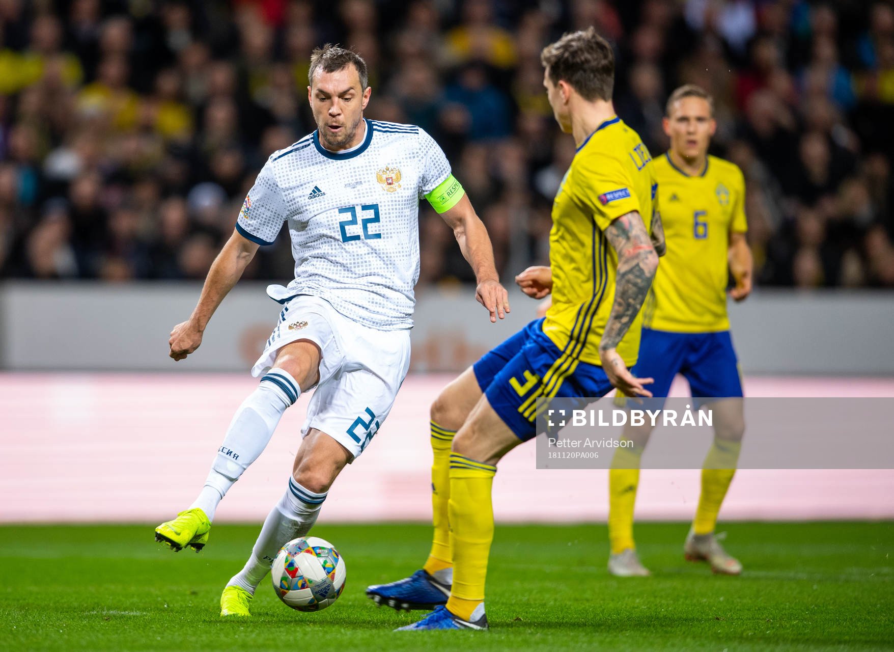 Artem Dzyuba of Russia and Victor Nilsson Lindelöf of