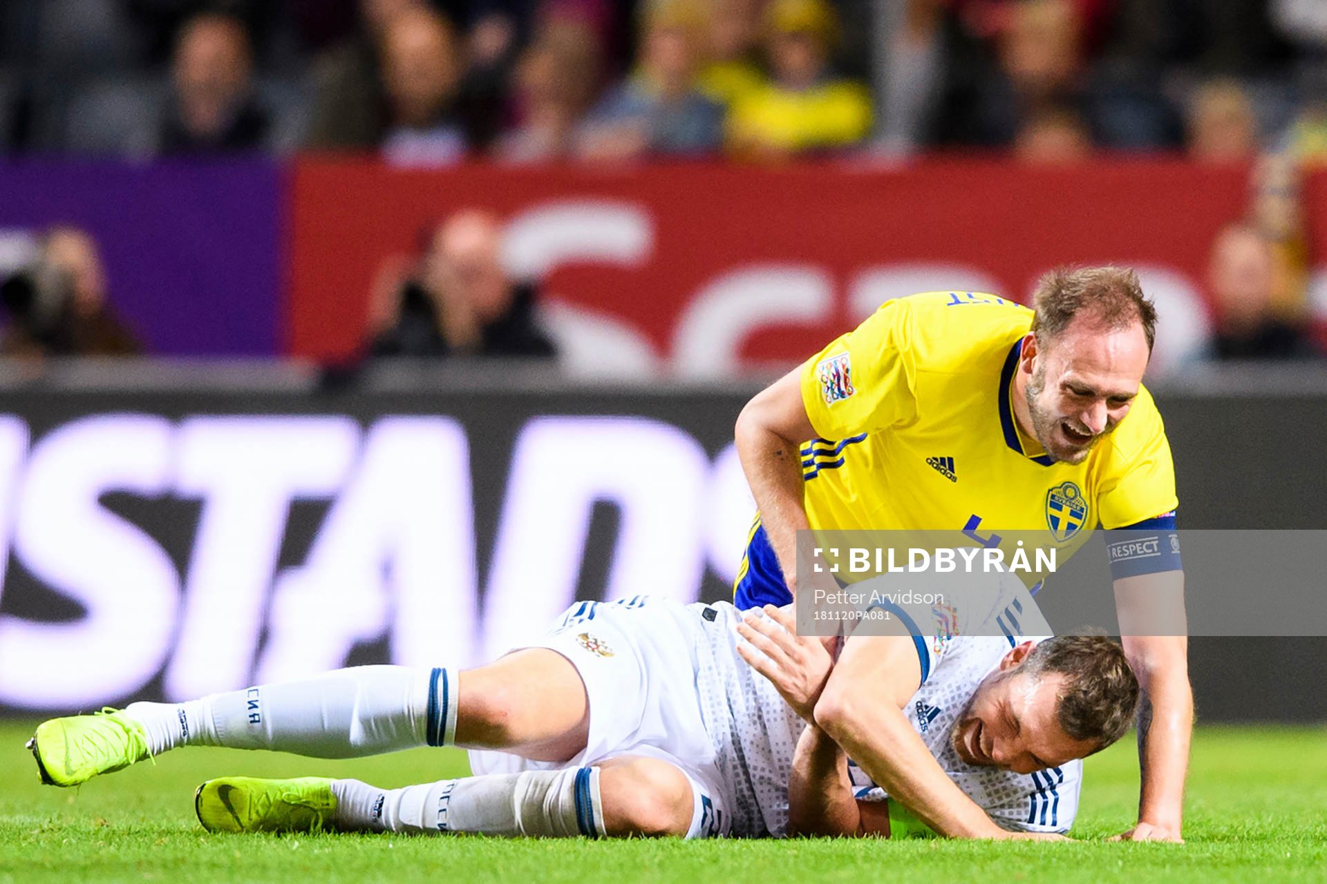 Andreas Granqvist of Sweden and Artem Dzyuba of Russia