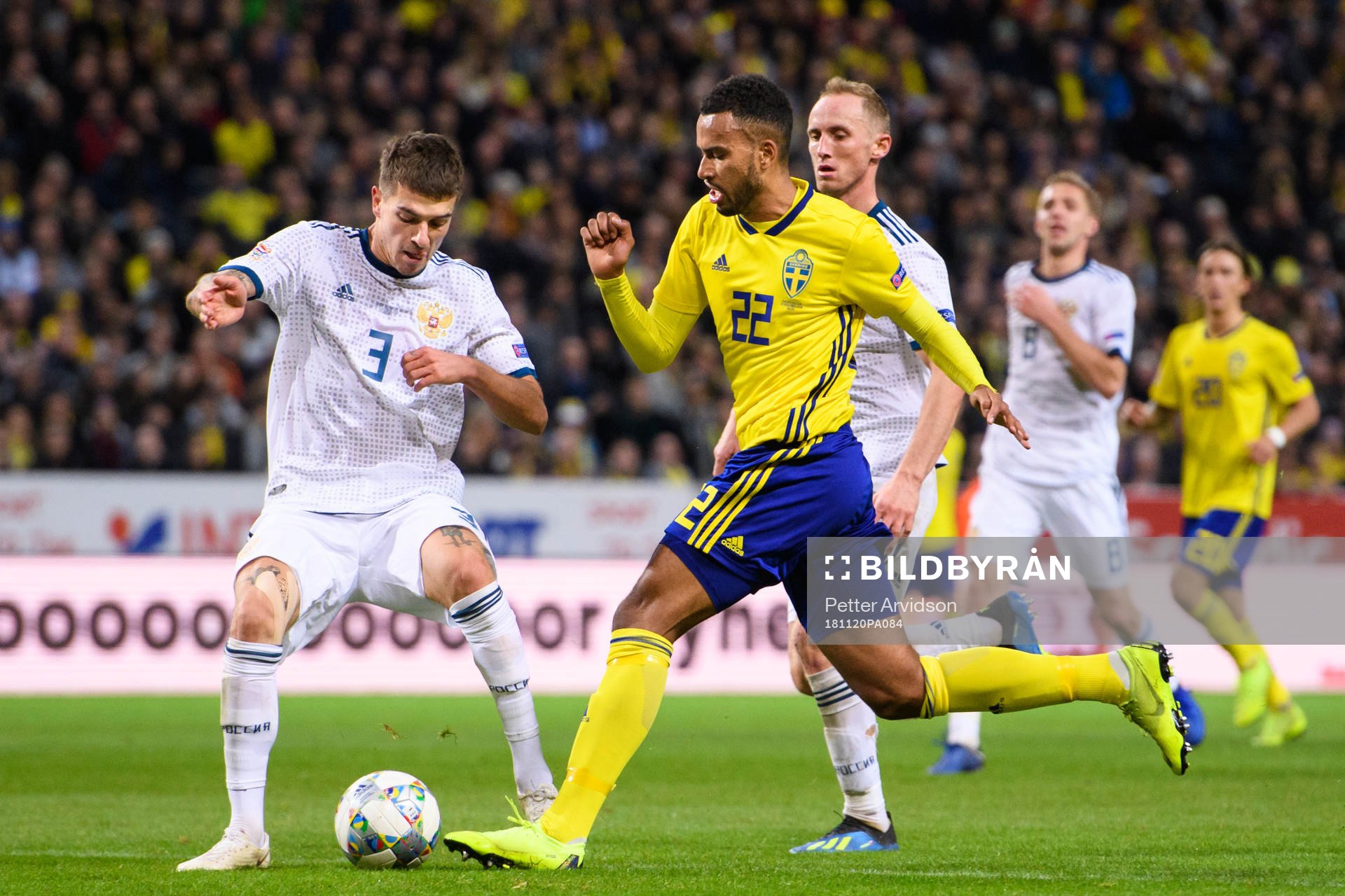 Isaac Kiese Thelin of Sweden and Roman Neustädter of Russia during the Nations League football match between Sweden and Russia on November 20, 2018 in Stockholm.