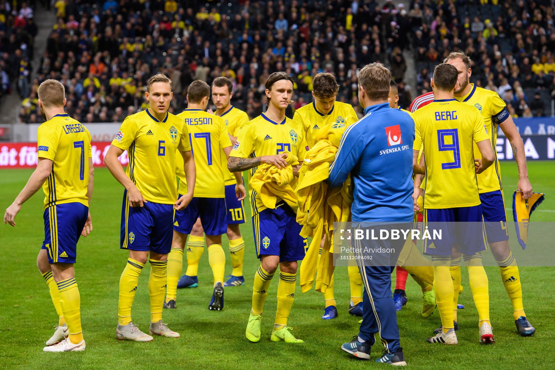 The players of Sweden prior to the Nations League football