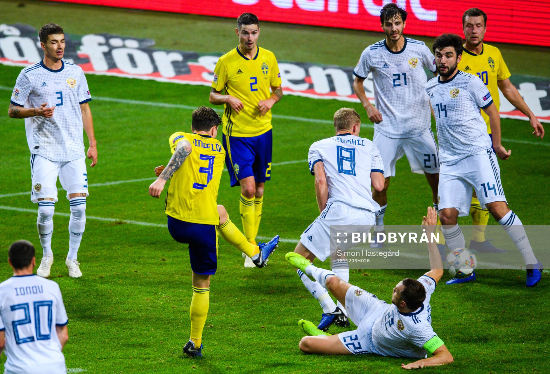 Victor Nilsson Lindelöf of Sweden scores the 1-0 goal