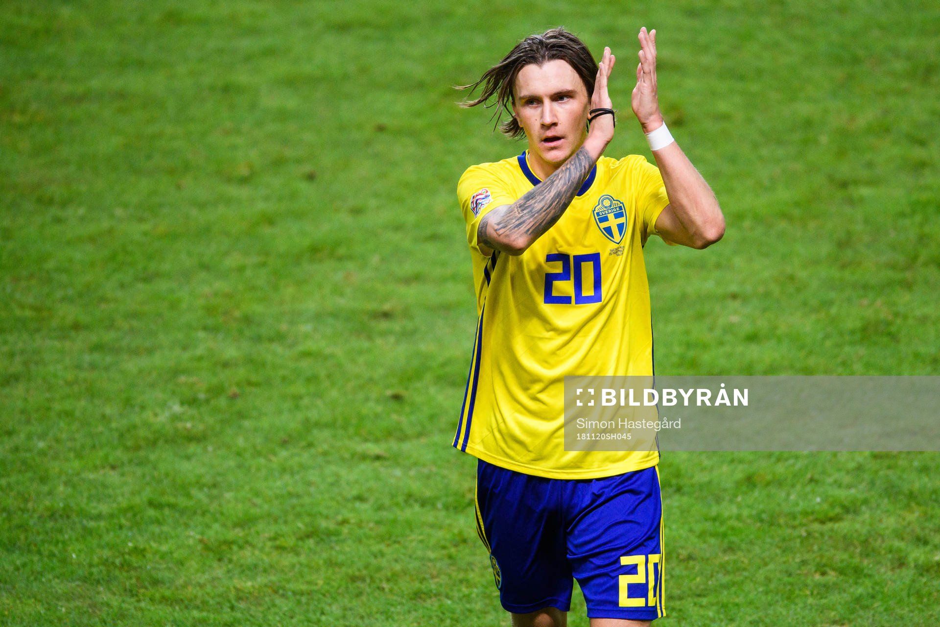 Kristoffer Olsson of Sweden thank the supporters while