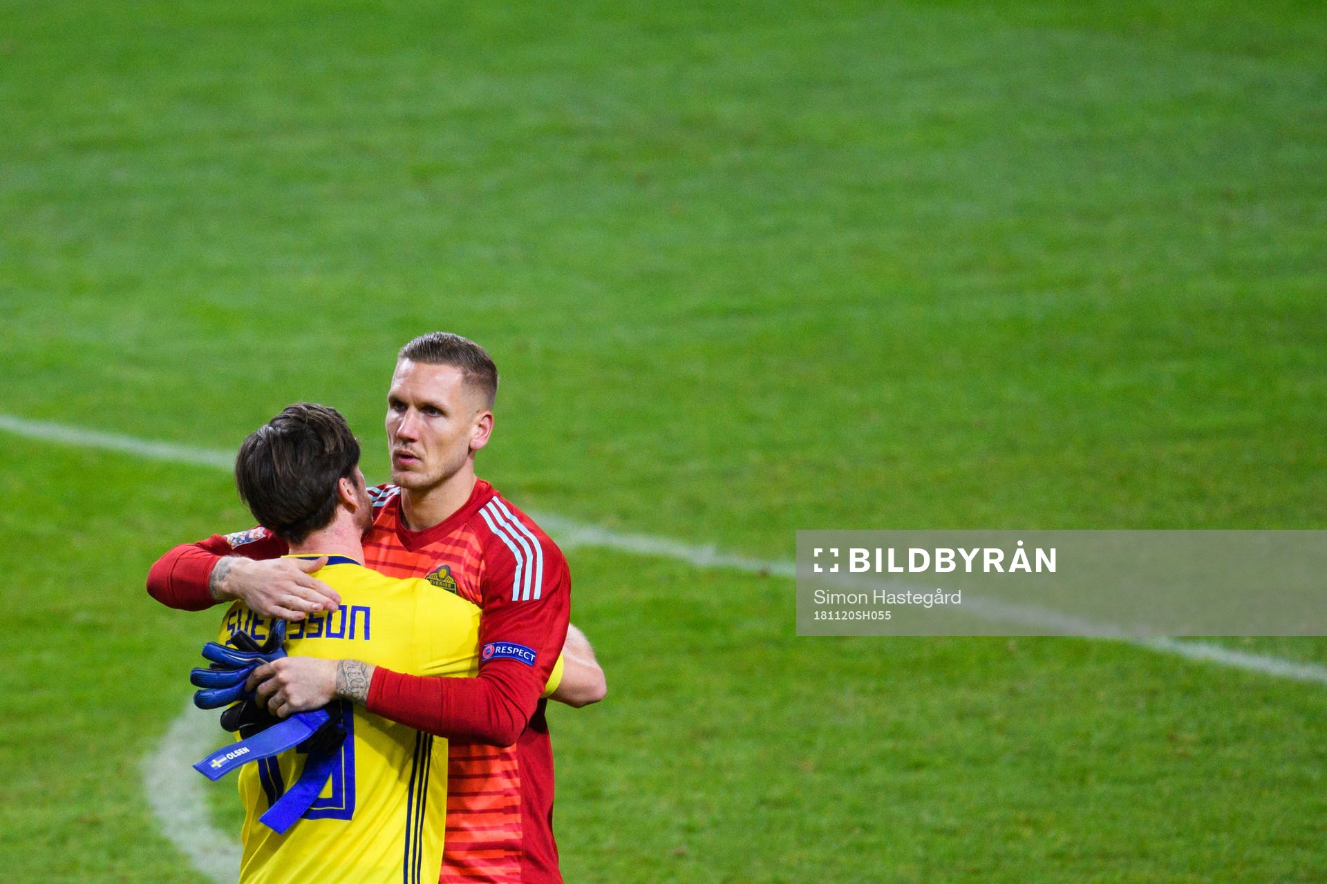 Gustav Svensson and goalkeeper Robin Olsen of Sweden celebrates after the Nations League football match between Sweden and Russia on November 20, 2018 in Stockholm.
