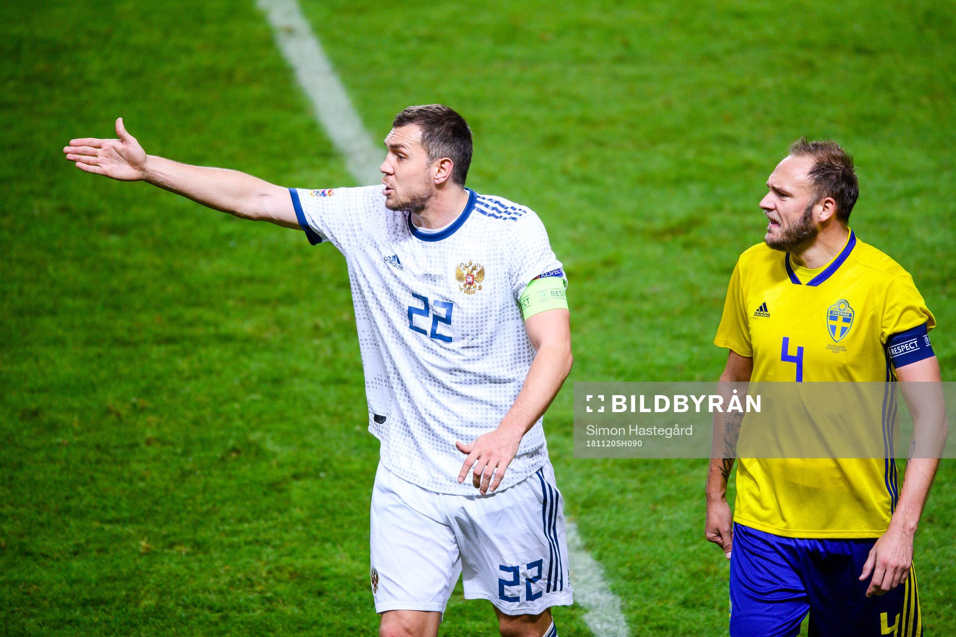 Artem Dzyuba of Russia and Andreas Granqvist of Sweden
