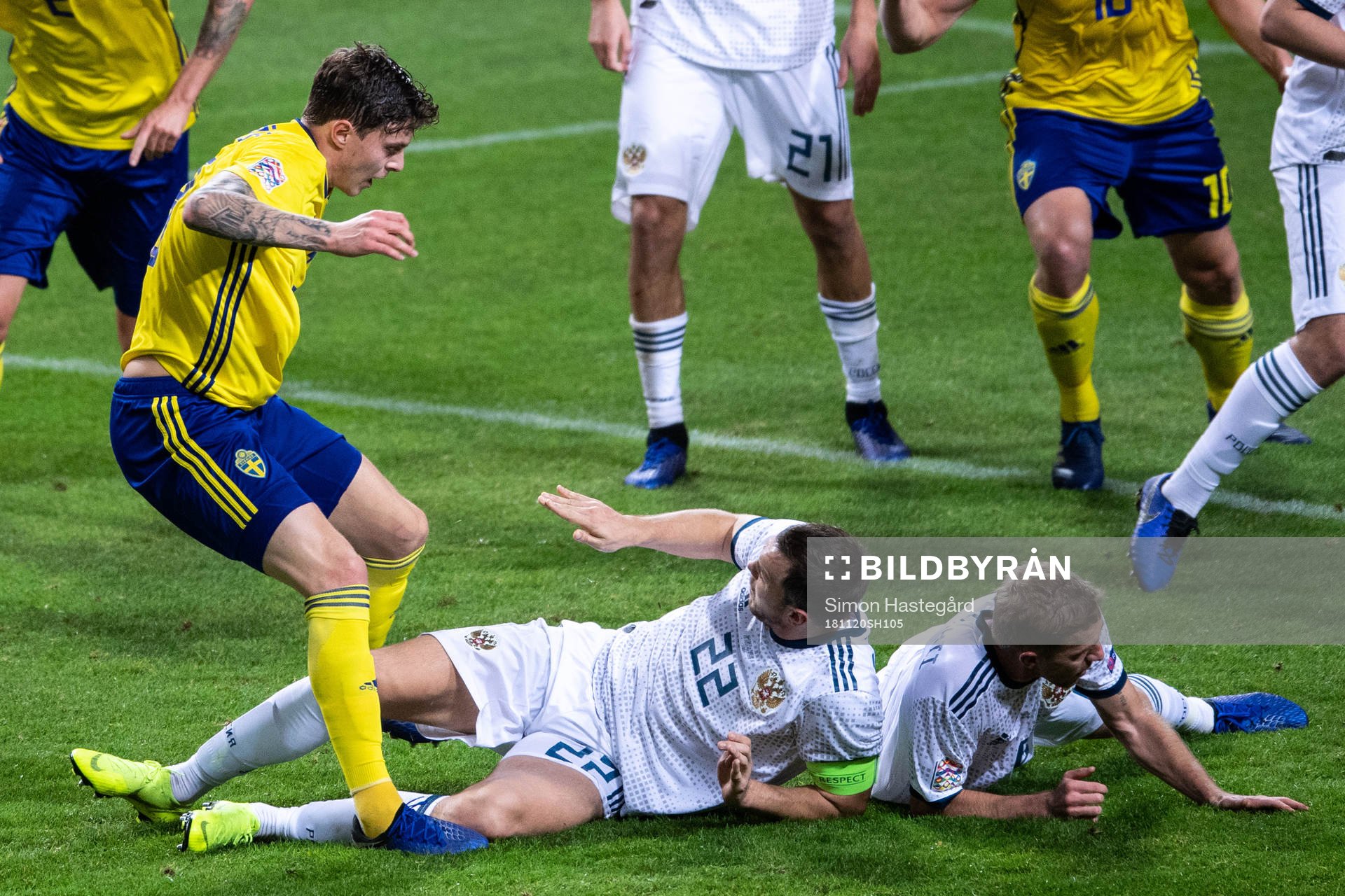 Victor Nilsson Lindelöf of Sweden and Artem Dzyuba of