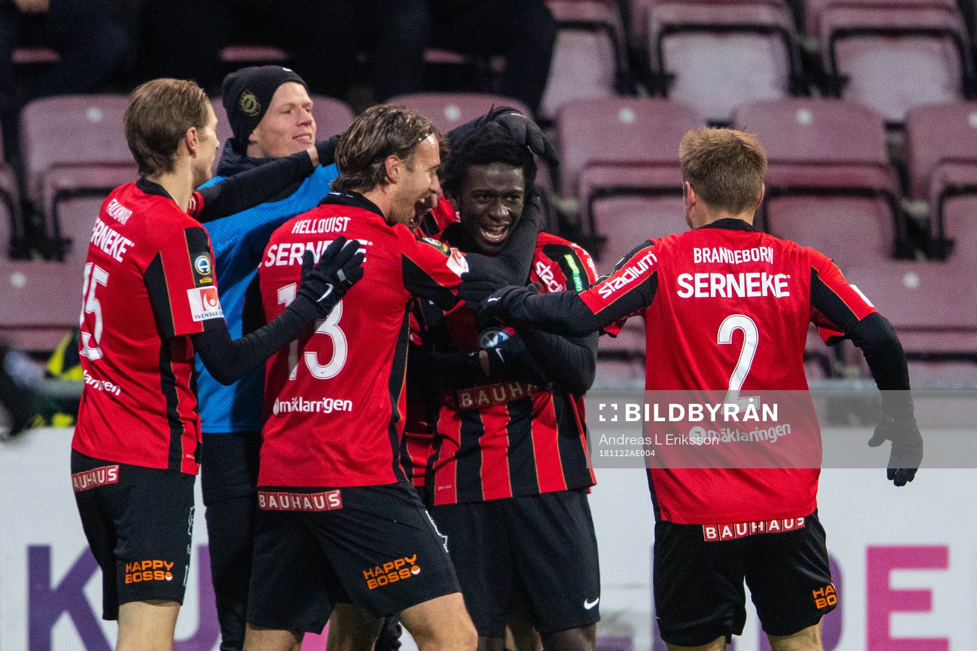 Brommapojkarnas Jack Lahne jublar med lagkamrater efter 0-1 under fotbollsmatchen i kvalet till Allsvenskan mellan AFC Eskilstuna och Brommapojkarna den 22 november 2018 i Stockholm.