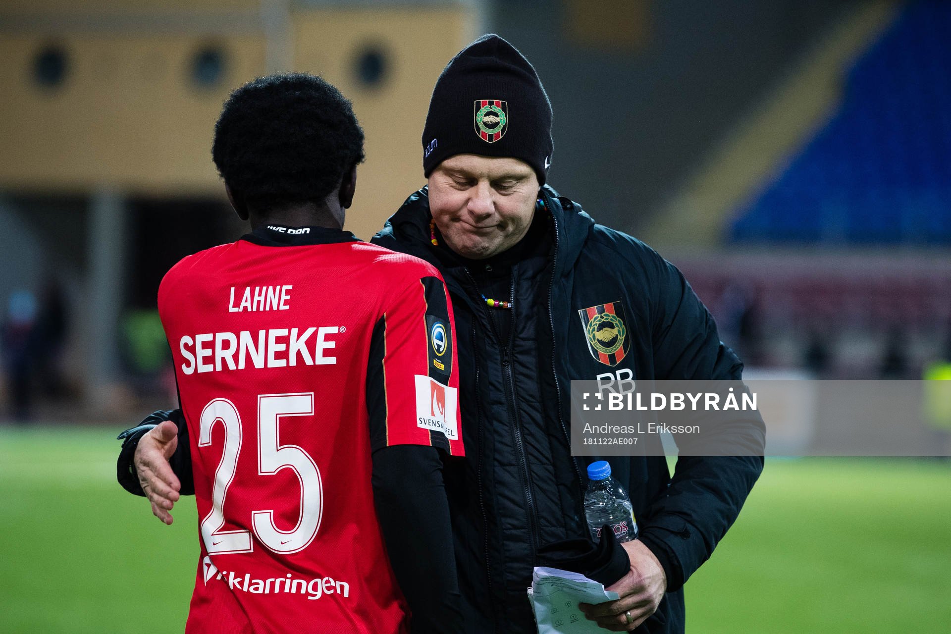 Brommapojkarnas Jack Lahne kramas om av tränare Roberth