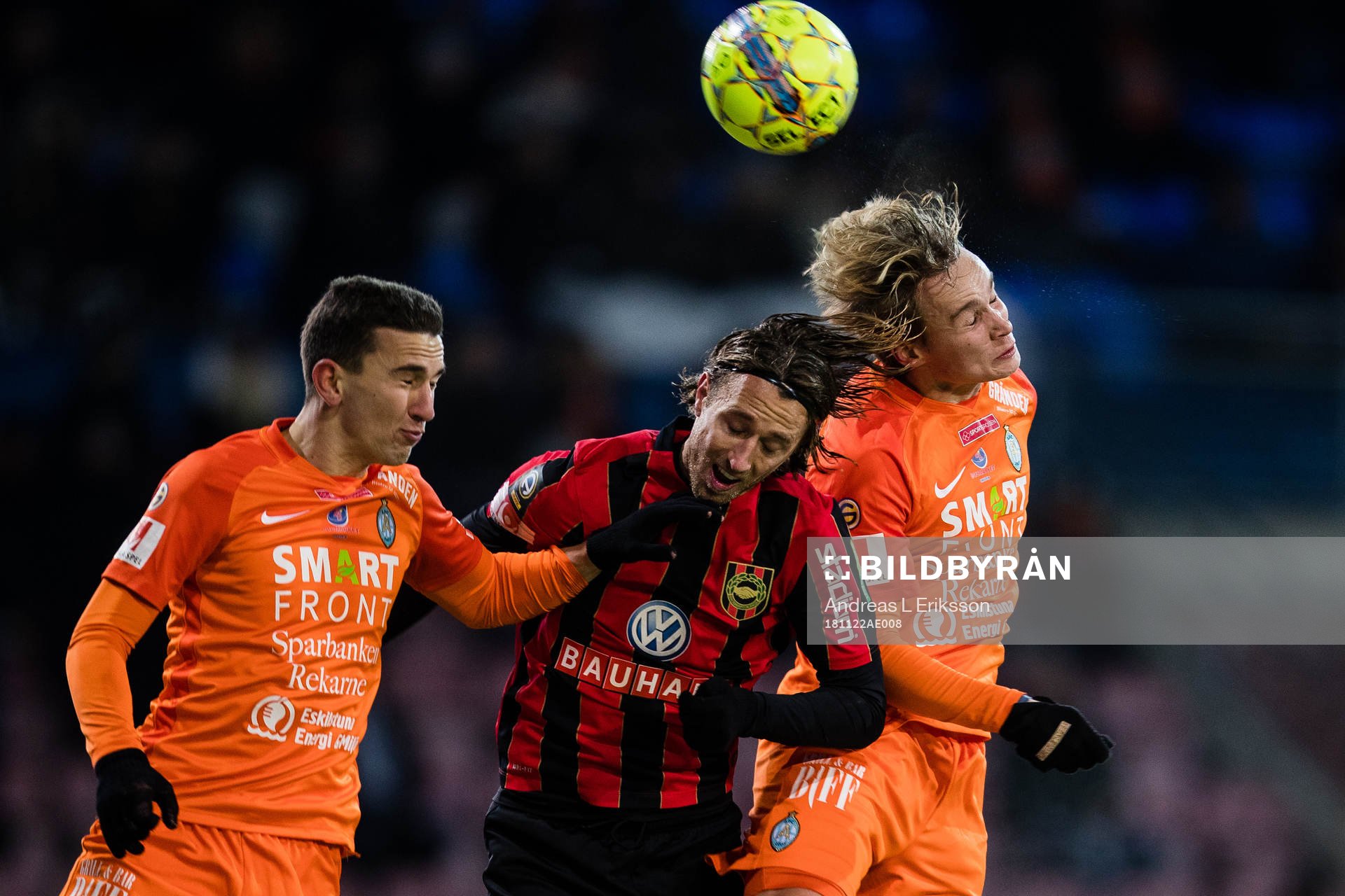 Brommapojkarnas Philip Hellqvist  i en nickduell med AFC