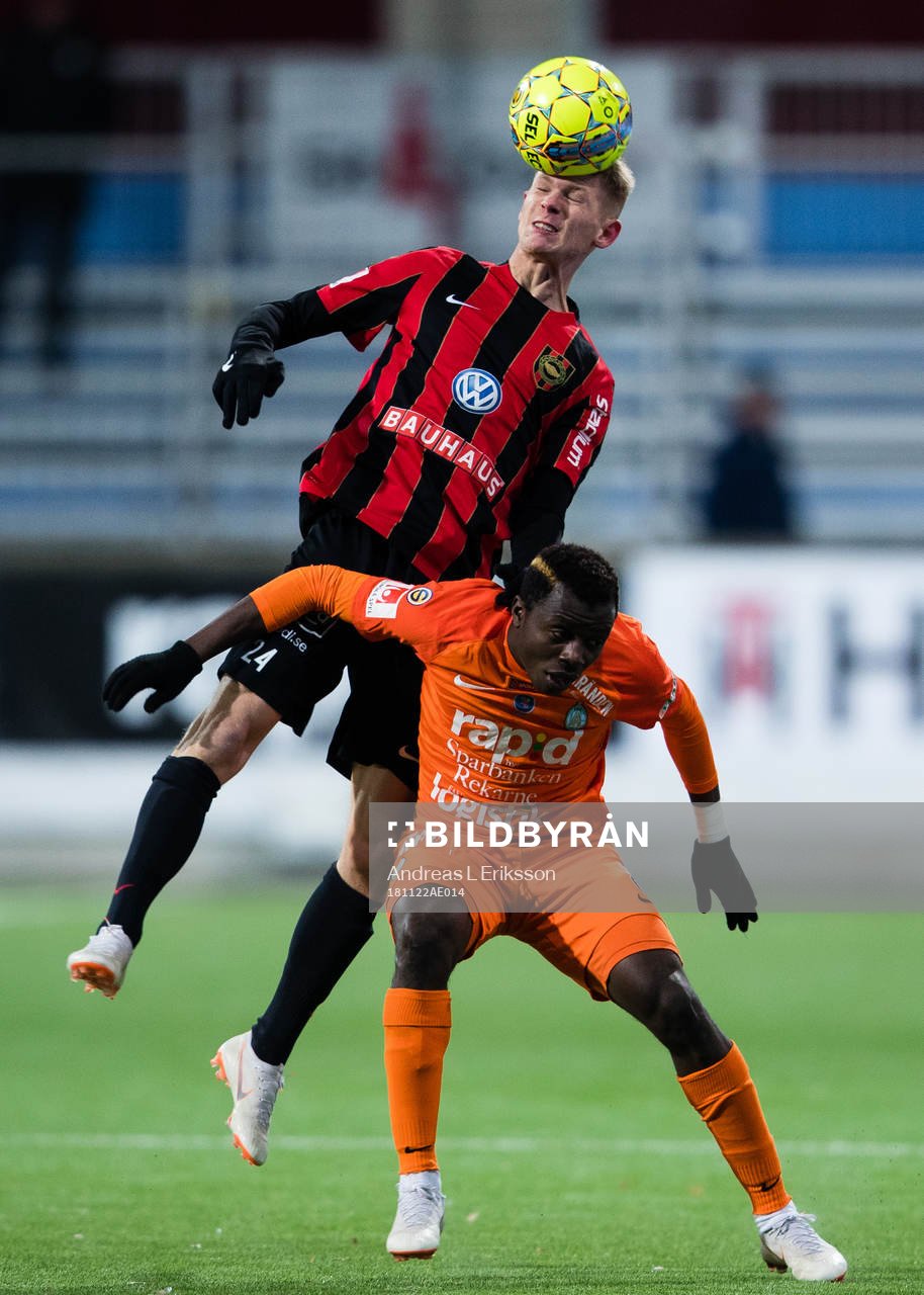 Brommapojkarnas Fritiof Björkén i en nickduell med AFC