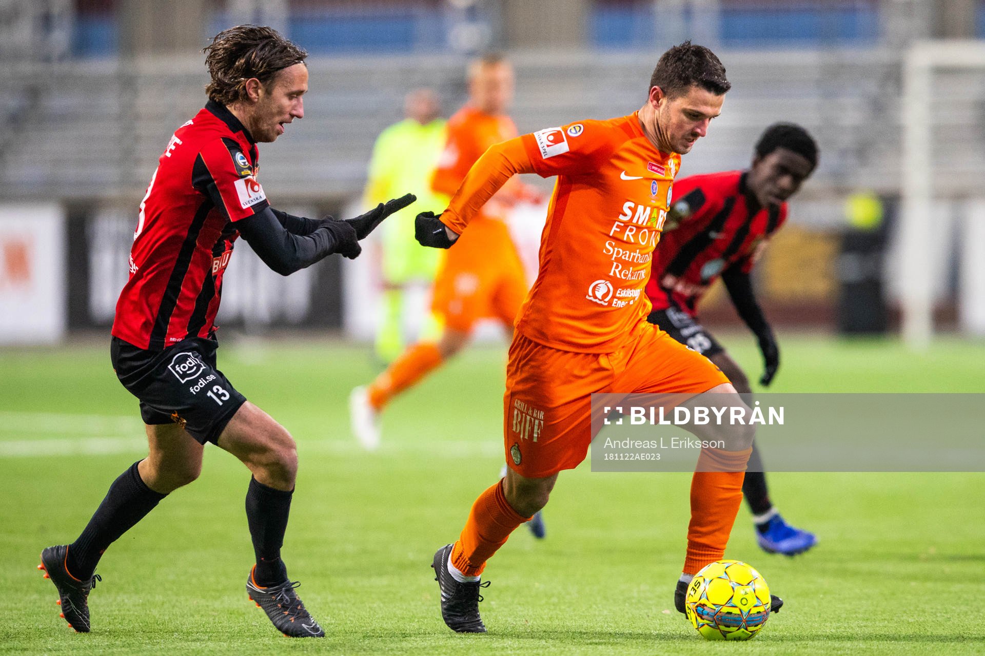 Brommapojkarnas Philip Hellqvist och AFC Eskilstunas Kadir Hodic under fotbollsmatchen i kvalet till Allsvenskan mellan AFC Eskilstuna och Brommapojkarna den 22 november 2018 i Stockholm.