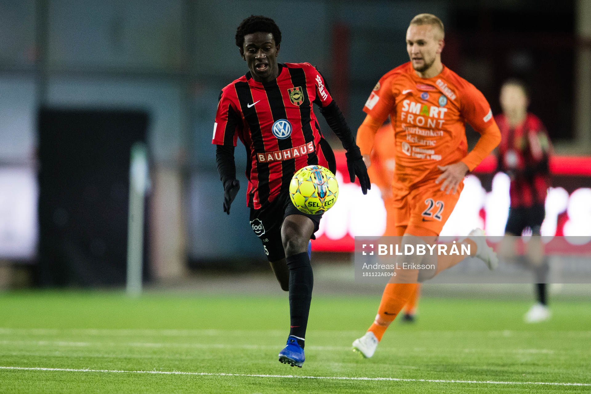 Brommapojkarnas Jack Lahne jagas av AFC Eskilstunas