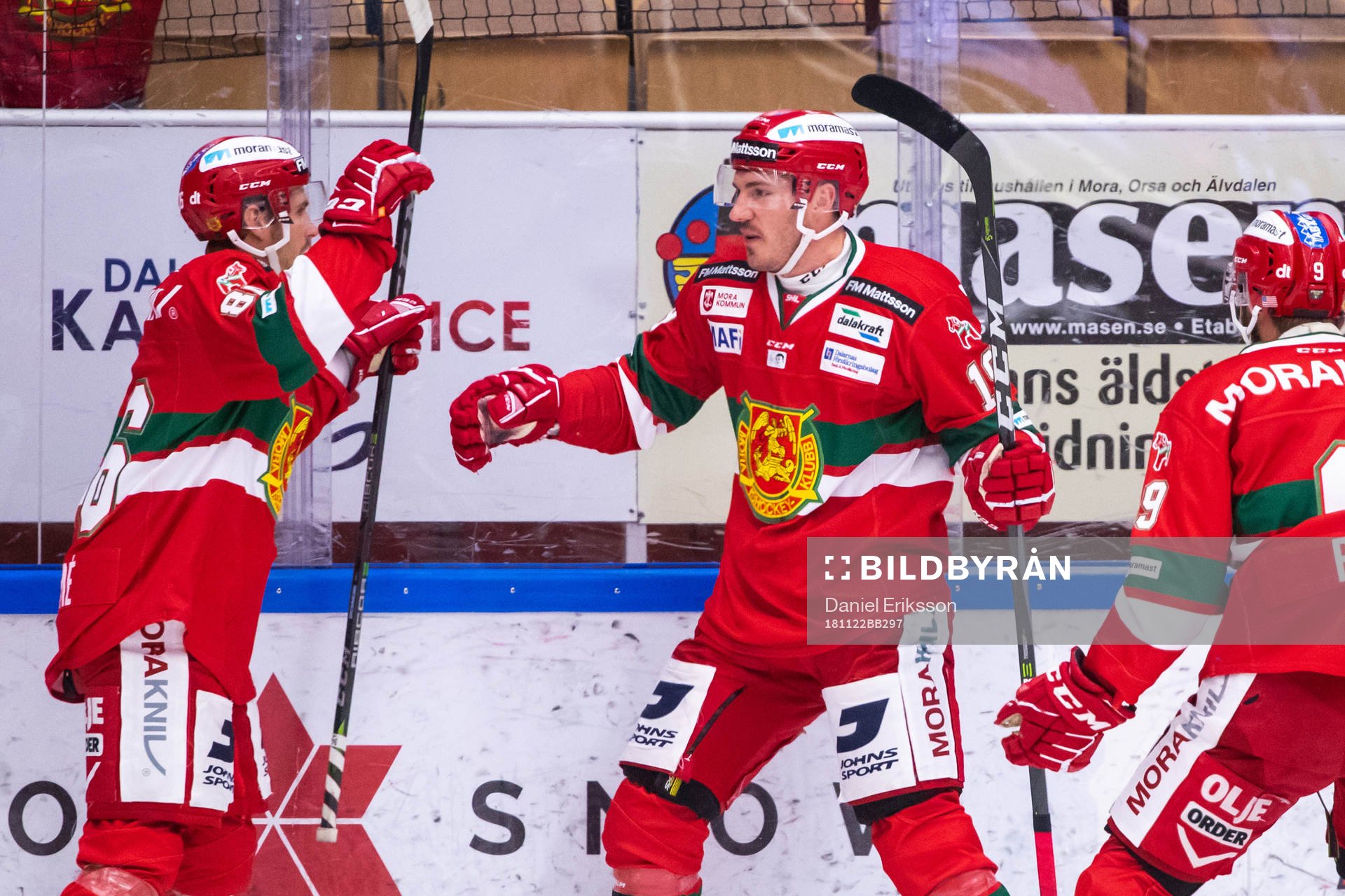 Moras John Persson jublar med Mathias Bromé och Andrew Rowe