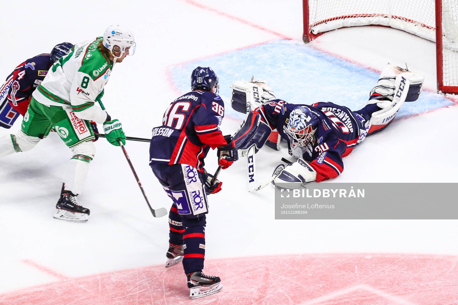 Linköpings målvakt Jonas Gustavsson räddar
