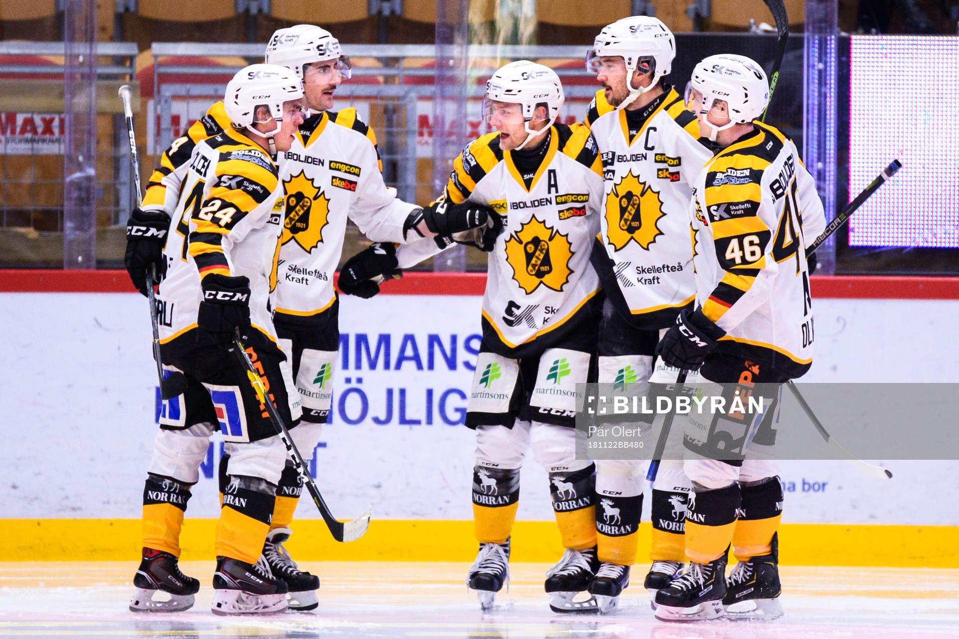 Skellefteås Bud Holloway jublar med lagkamrater