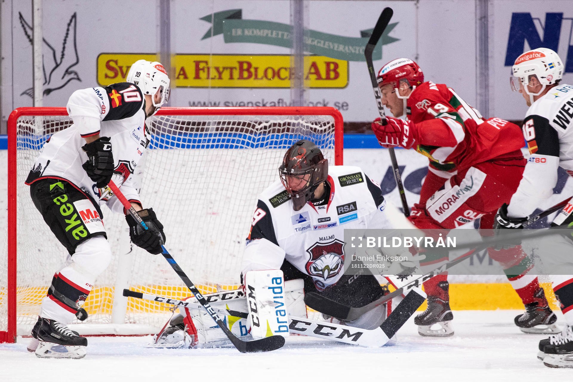 Moras John Persson gör 1-0 bakom Malmö Redhawks målvakt