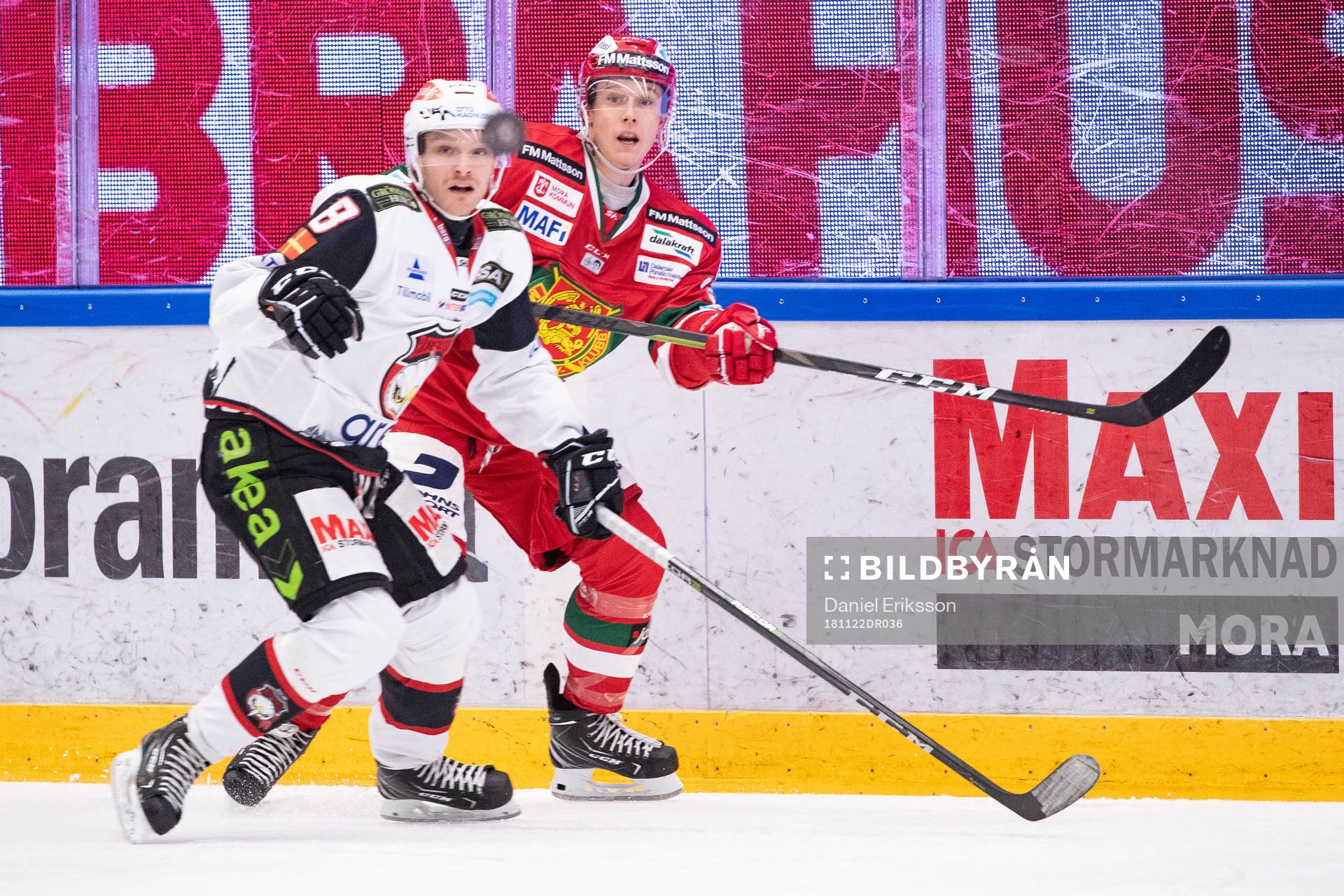 Malmö Redhawks Johan Olofsson och Moras Emil Bejmo